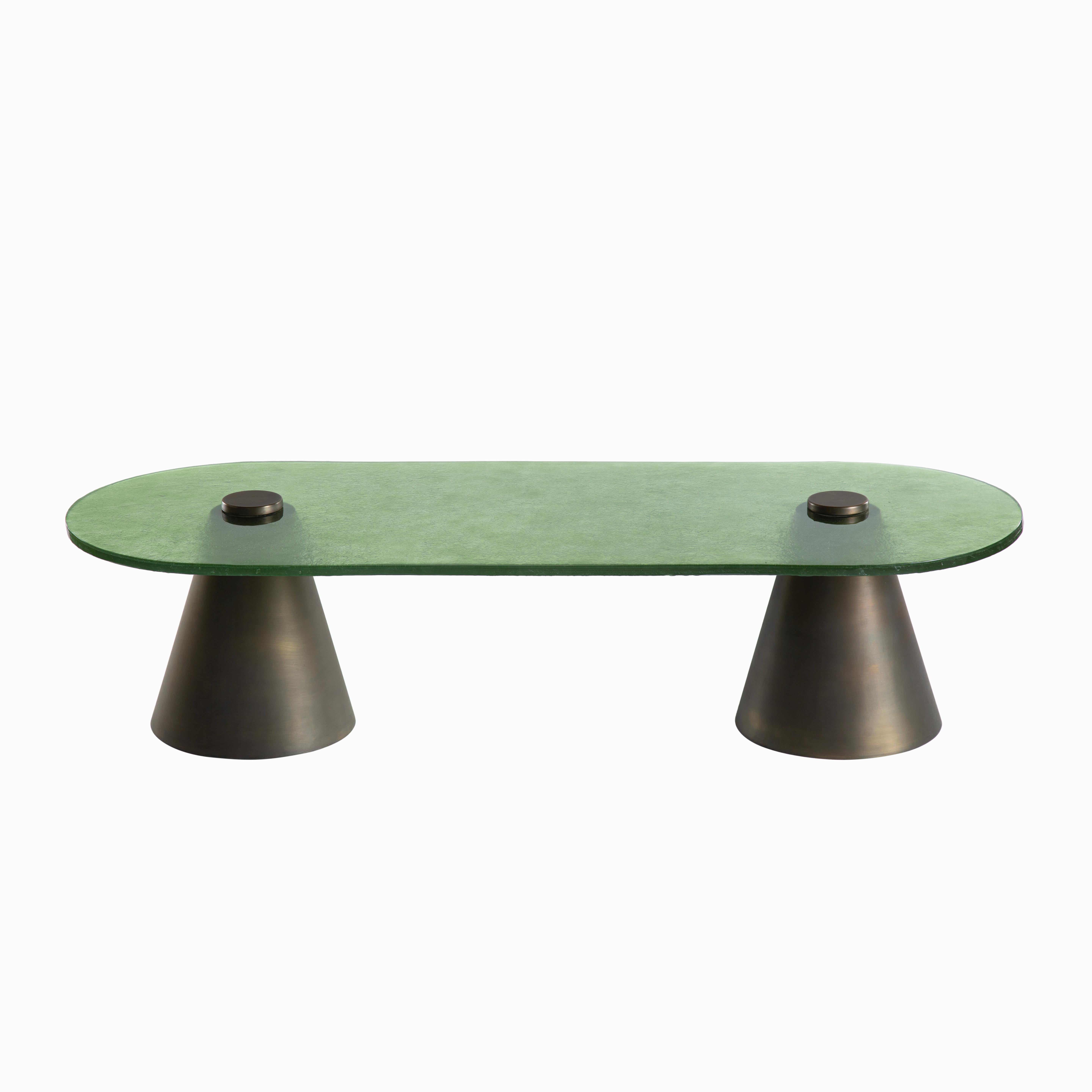 Moderne Table basse avec verre soufflé monté sur des cônes en laiton en vente