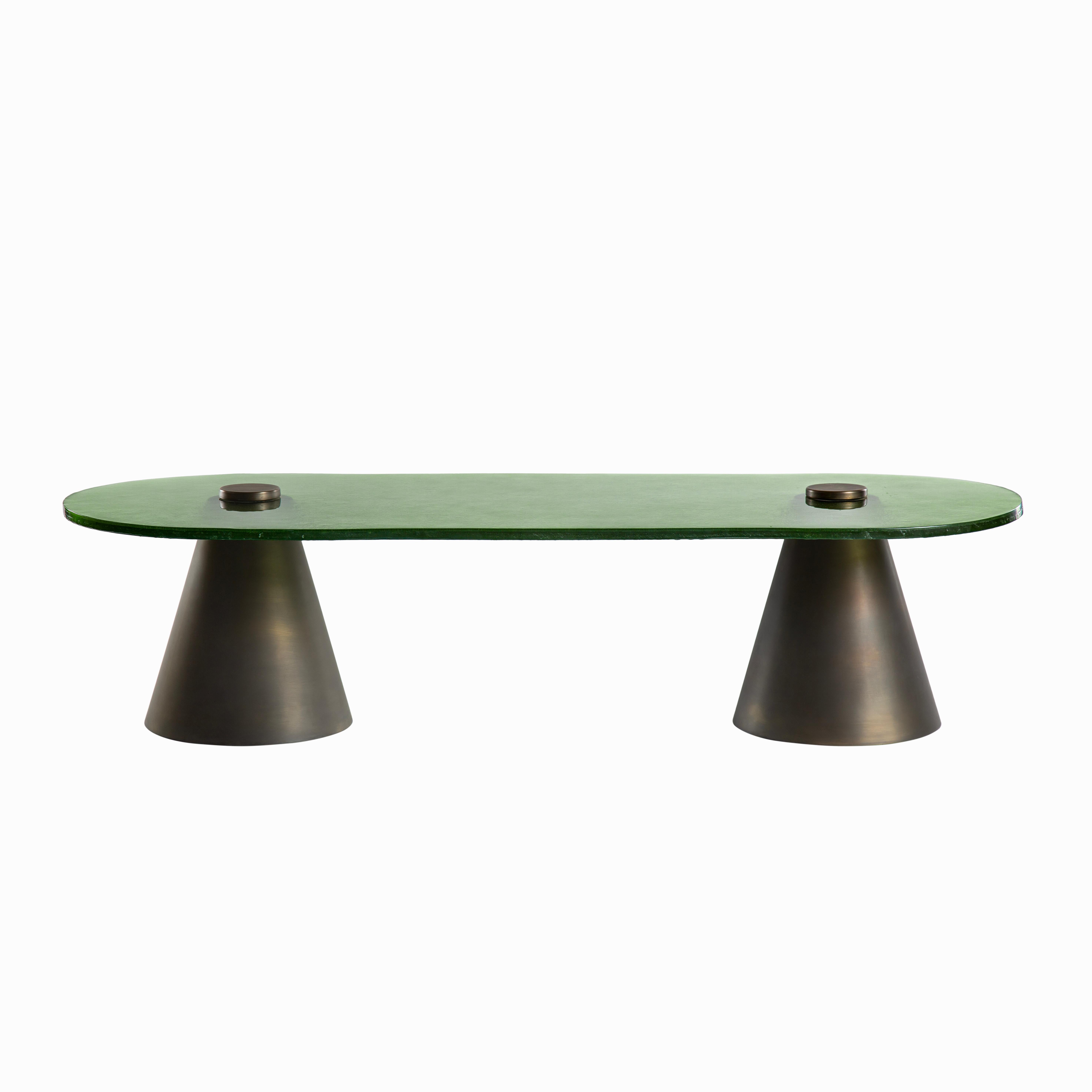 Égyptien Table basse avec verre soufflé monté sur des cônes en laiton en vente