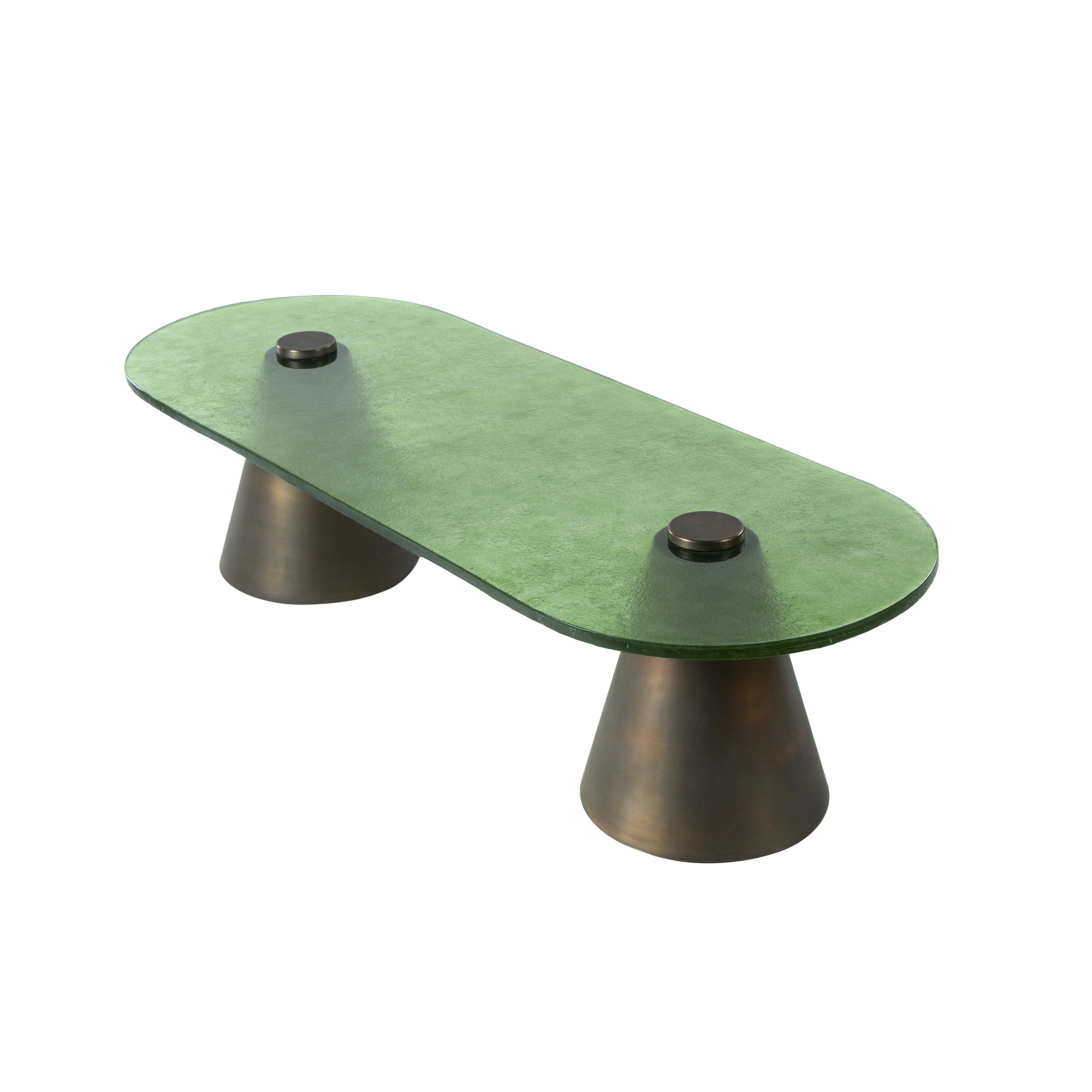 Table basse avec verre soufflé monté sur des cônes en laiton Neuf - En vente à Cairo, EG