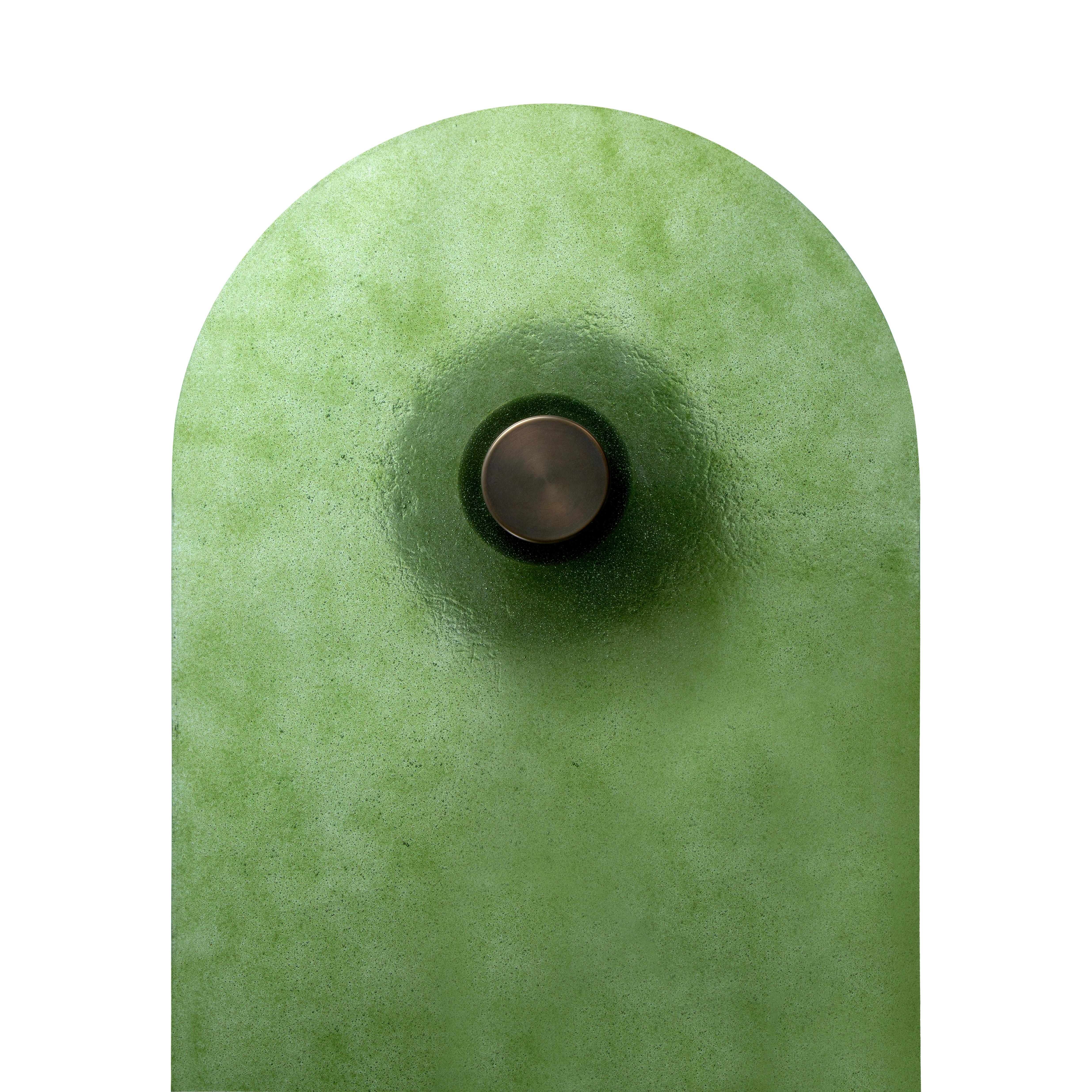 XXIe siècle et contemporain Table basse avec verre soufflé monté sur des cônes en laiton en vente