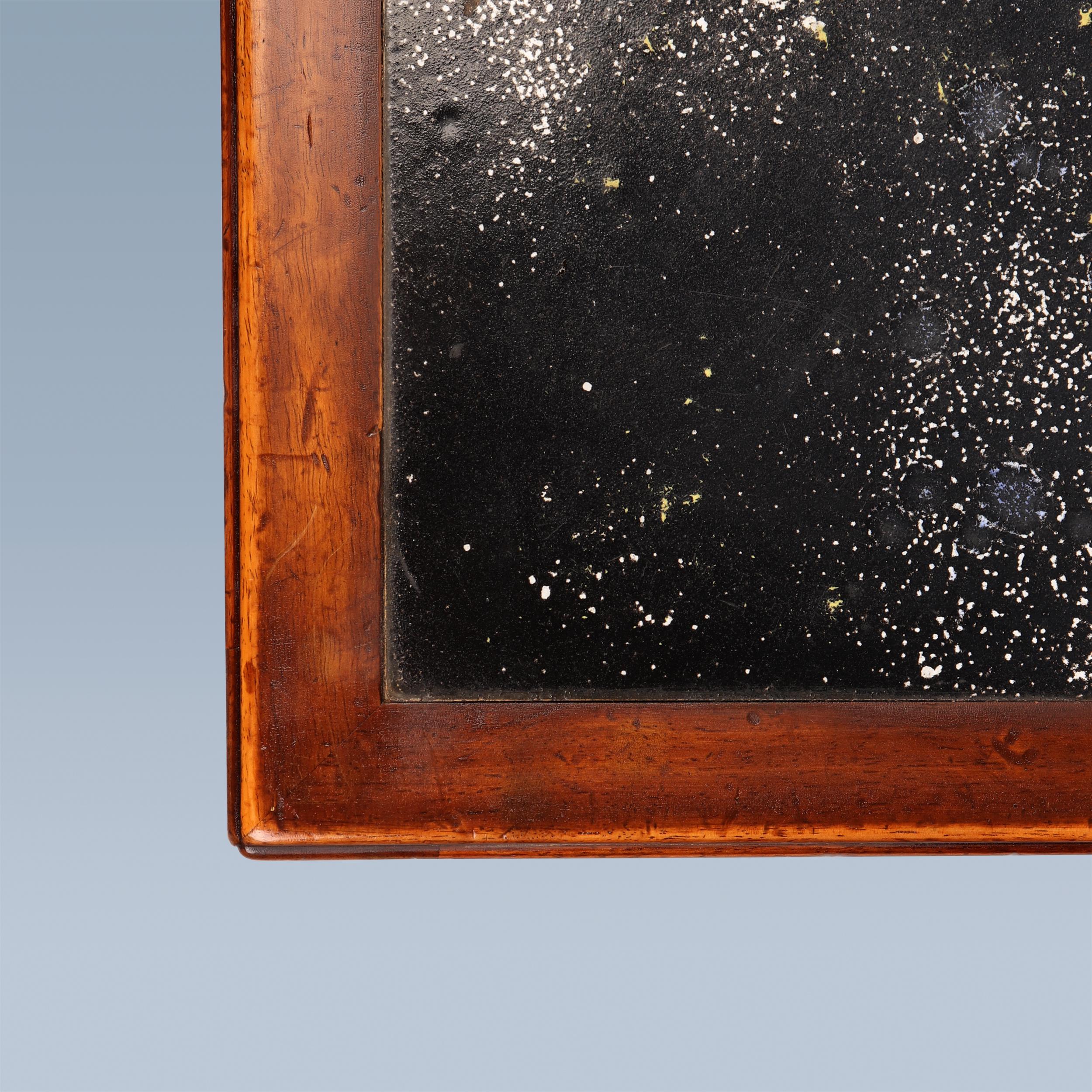 Danois Table basse avec carreaux incrustés noir/blanc, détails turquoise et pieds en laiton. en vente