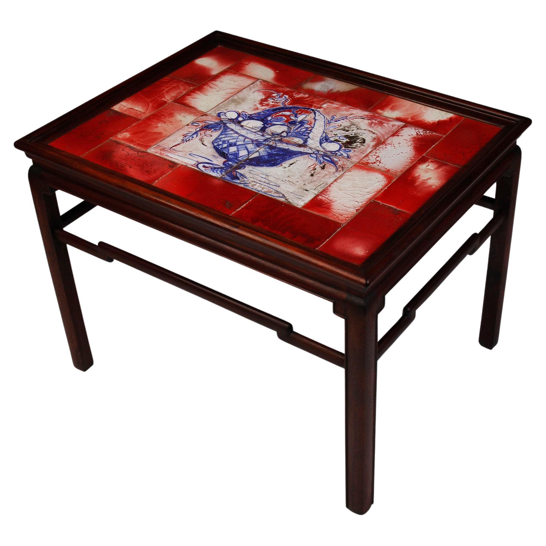 Table basse d'inspiration chinoise avec carreaux aux nuances rouges, blanches et bleues