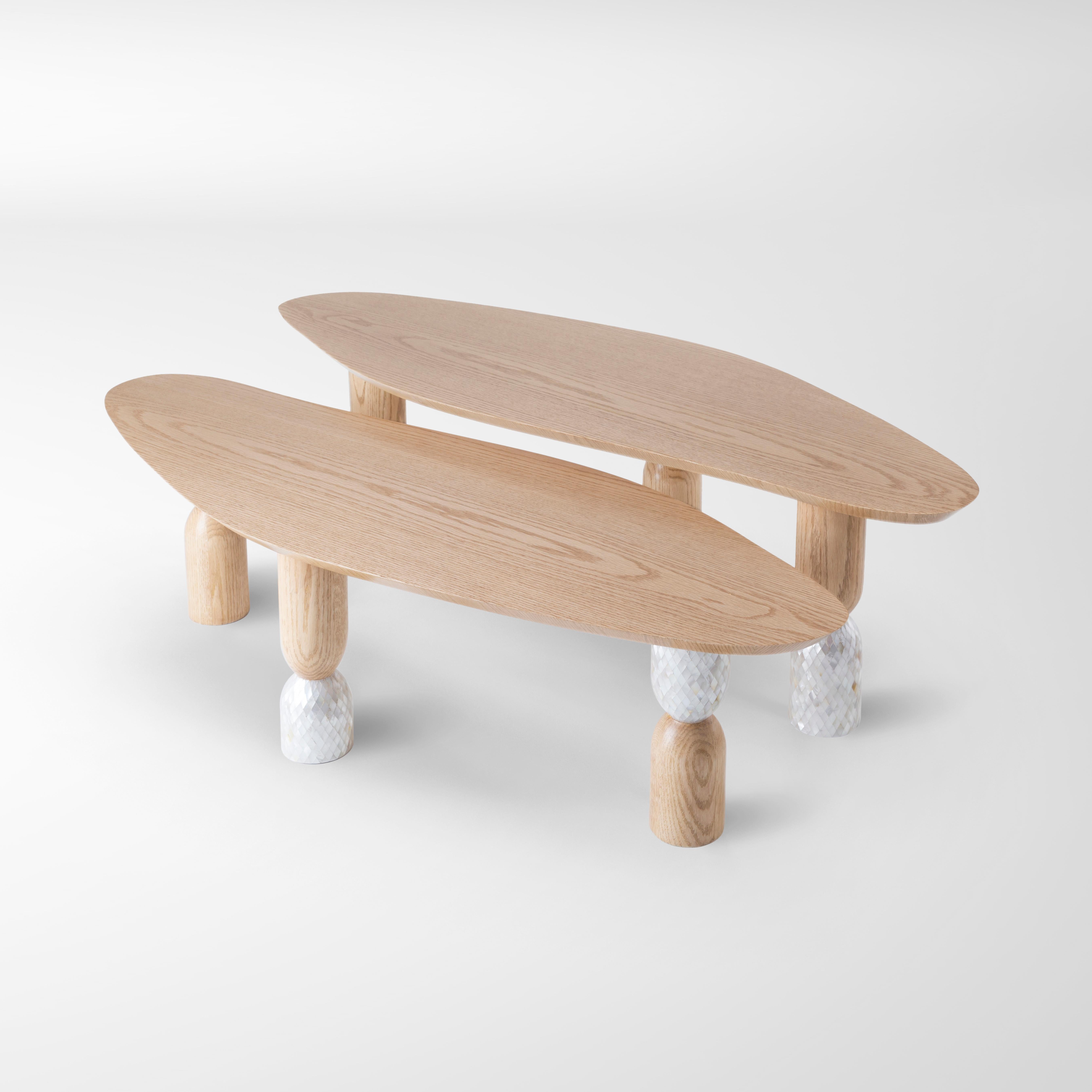 Moderne Table basse avec plateau en nacre et chêne massif de forme organique, vernissé à la main en vente