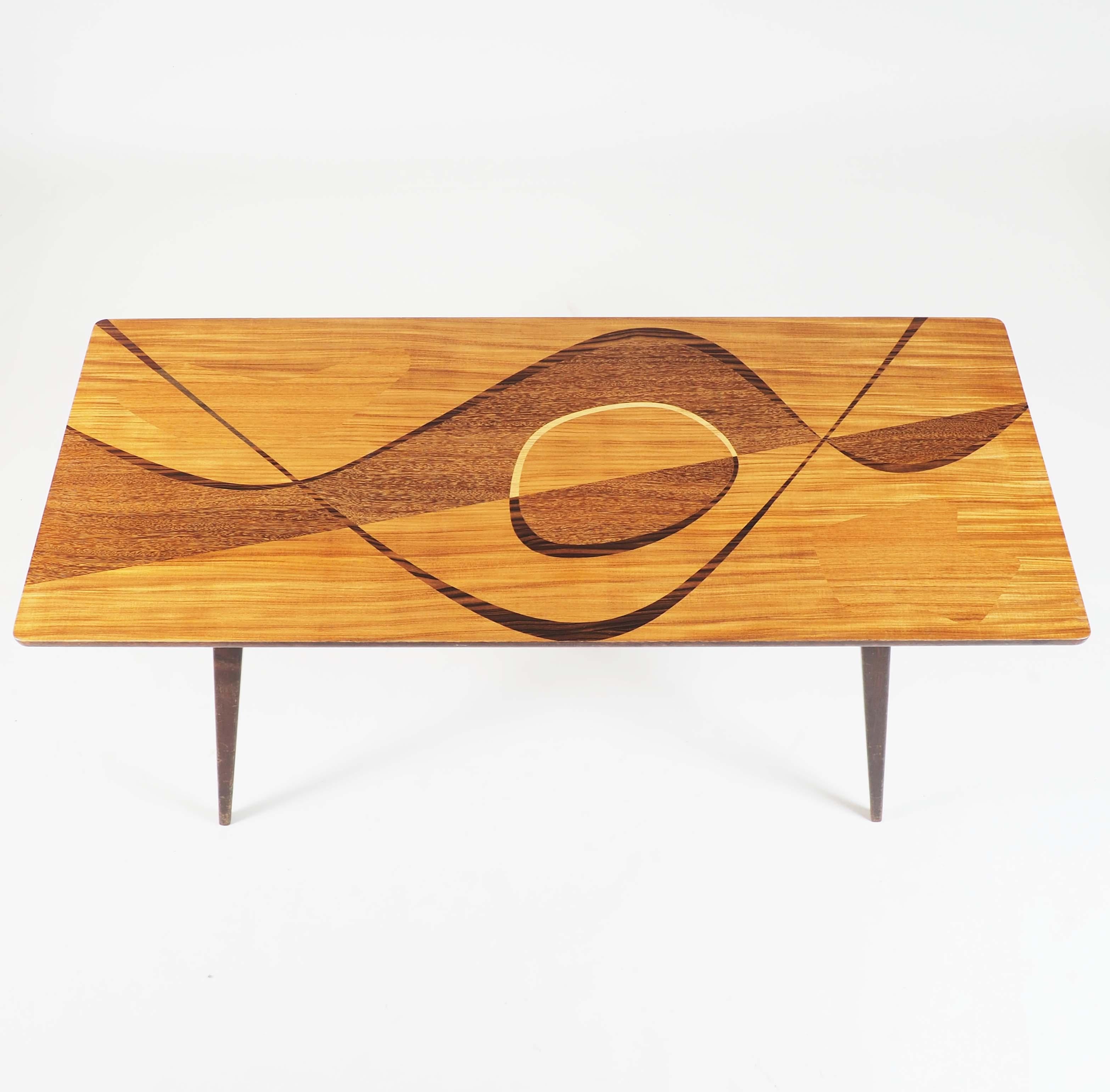 Couchtisch mit eingelegtem Holz aus Schweden, 1950er Jahre (Intarsie) im Angebot