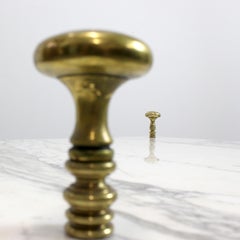 Table basse avec structure en fer, pieds en bronze doré et plateau en marbre blanc.