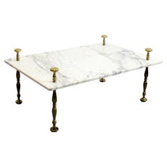 Table basse avec structure en fer, pieds en bronze doré et plateau en marbre blanc.