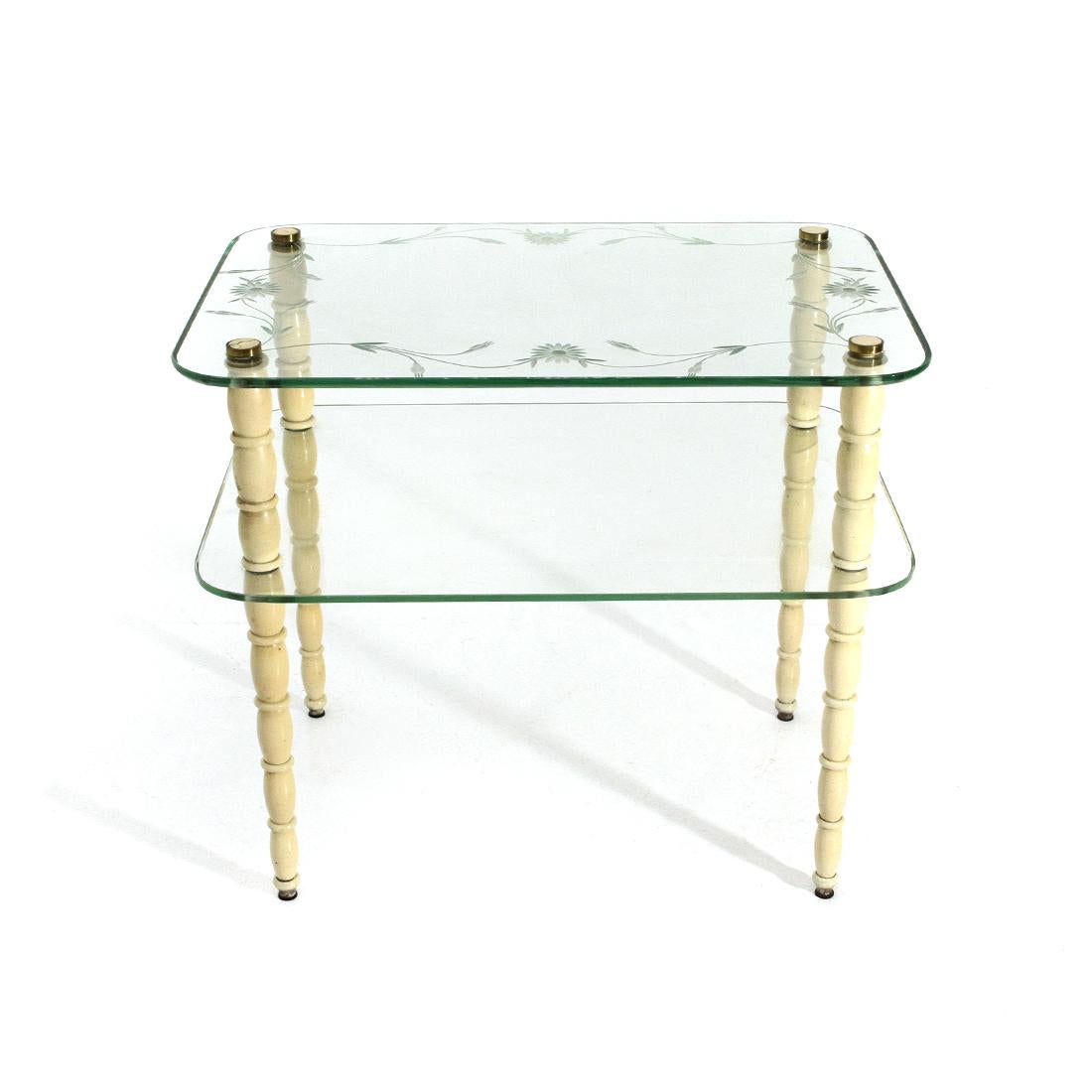 Italian-made coffee table produced in the 1930s.
Legs in shaped wood and white lacquered.
Double glass top with rounded corners.
Extra thick top with rounded edge and floral decorations.
Lacquered wood screws with brass edge.
Good general