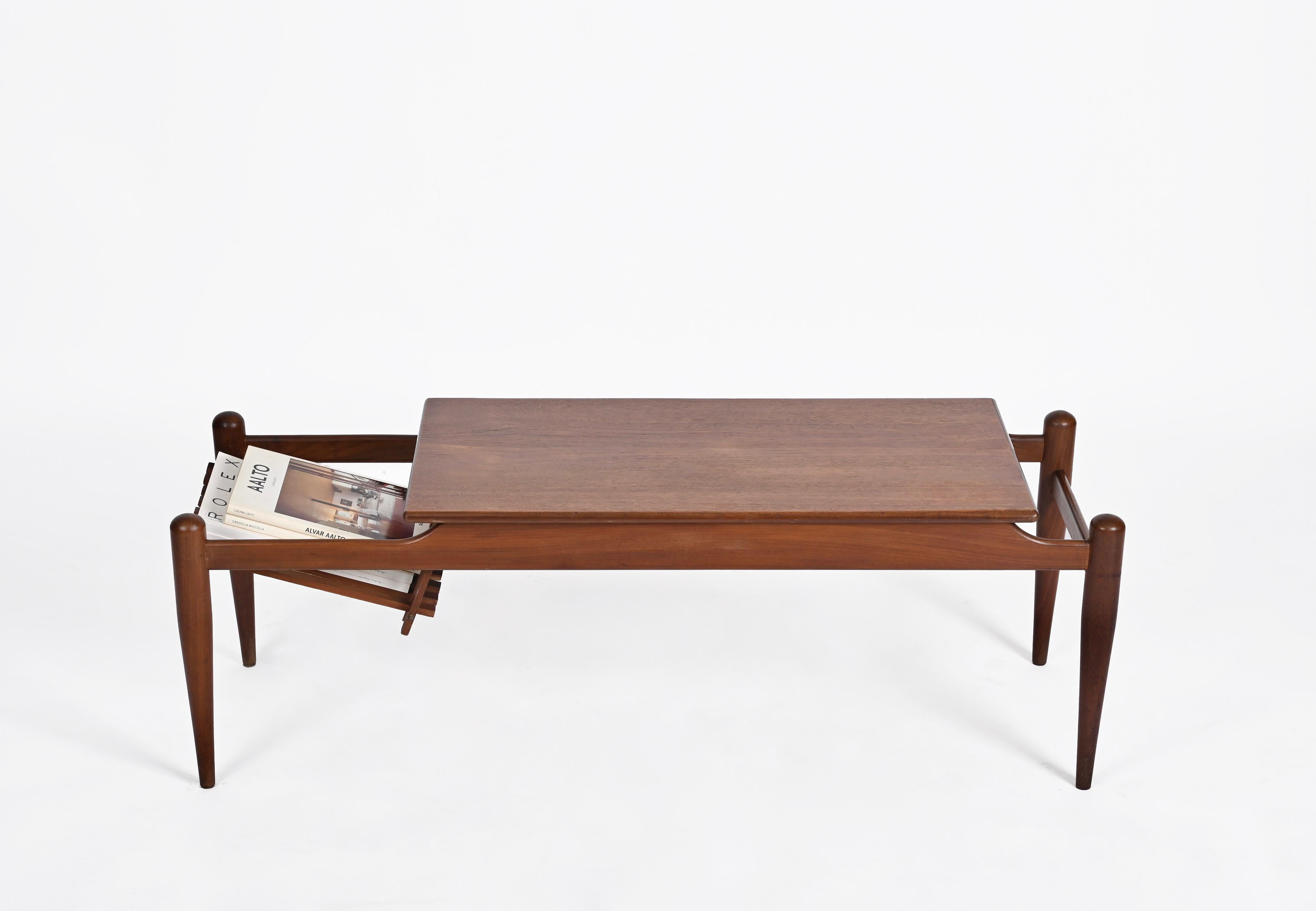 Mid-Century Modern Table basse avec porte-revues en bois de teck, Italie, annes 1960 en vente