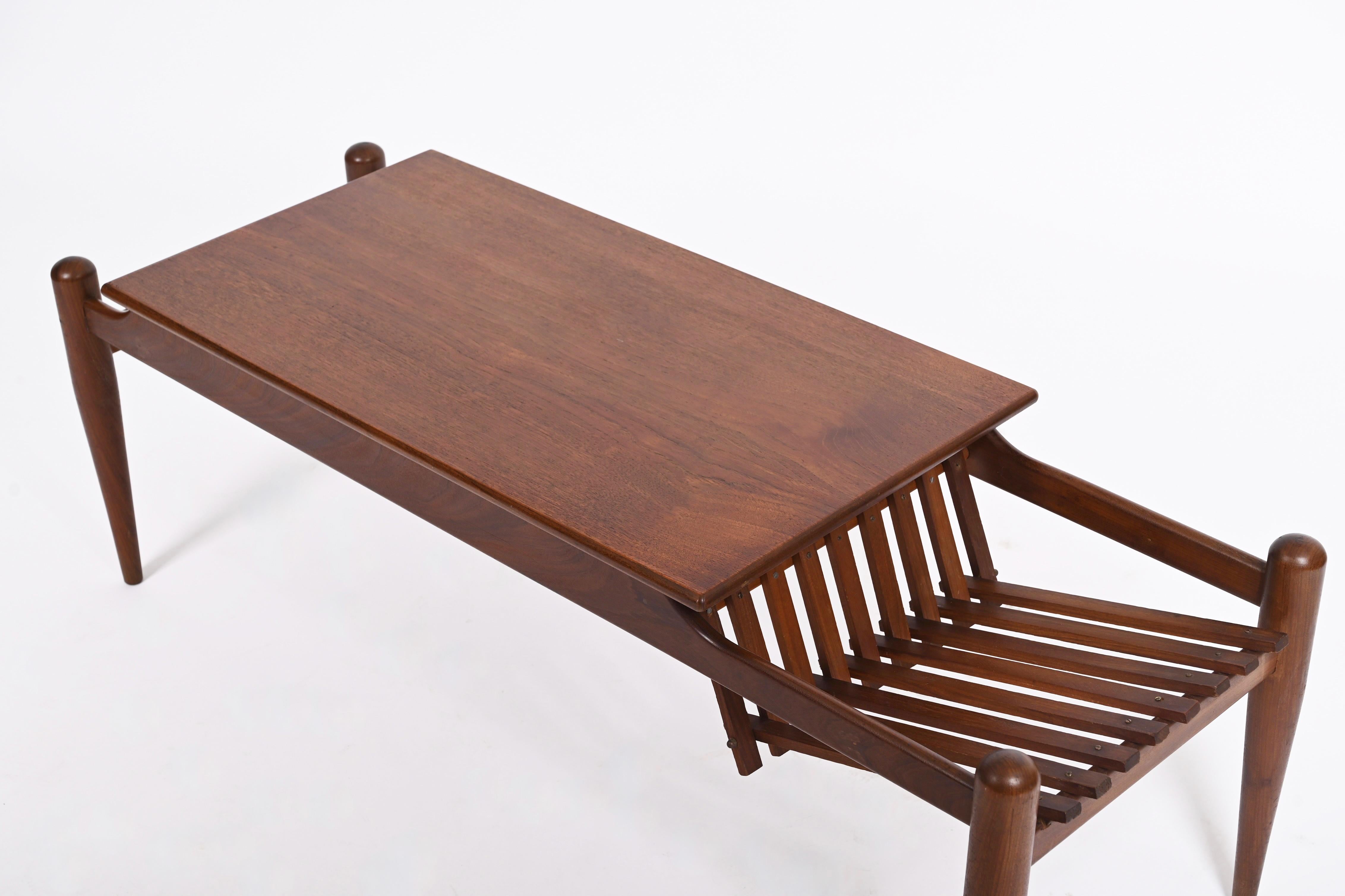 Coffee Table with Magazine Rack in Teak Wood, Italy 1960s In Good Condition For Sale In Roma, IT