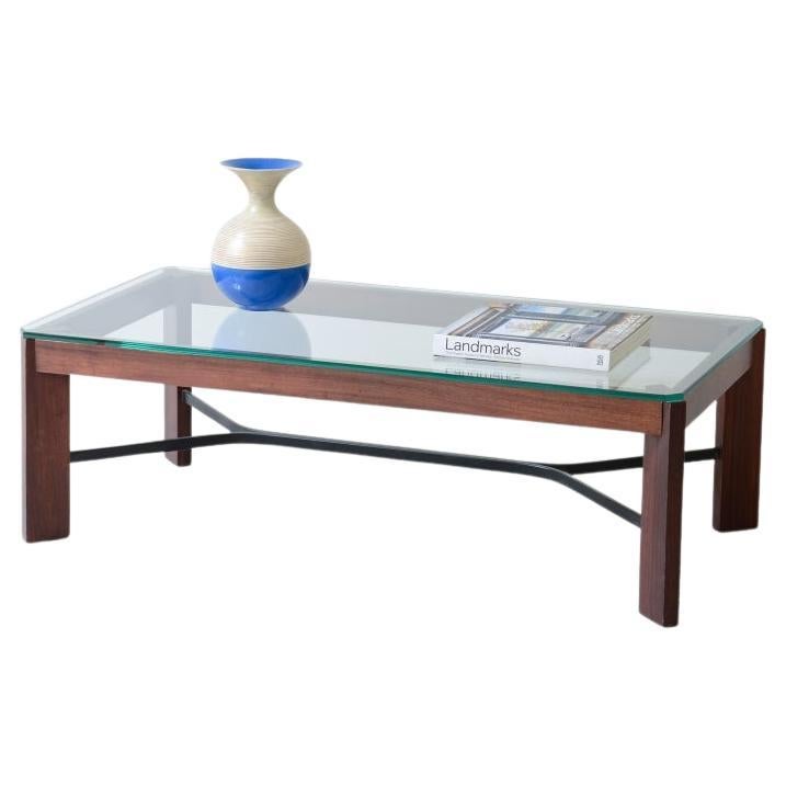 Mesa de centro con cruz de metal y tapa de cristal grueso