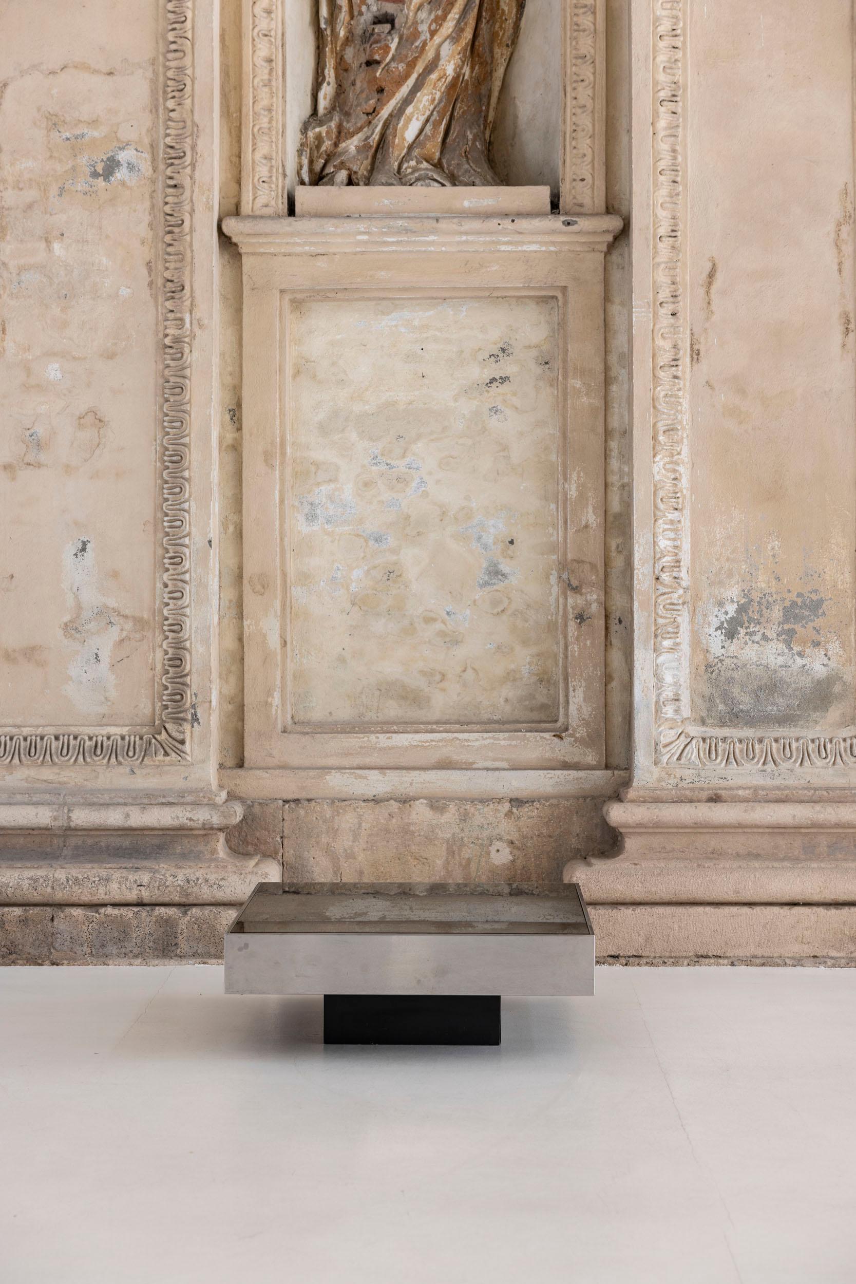 Elégante table basse carrée en miroir de Willy Rizzo pour Cidue, avec un plateau en miroir gris encadré par des bords en acier chromé. 
Sa surface réfléchissante contraste magnifiquement avec la base en bois stratifié noir.
Italie, 1970