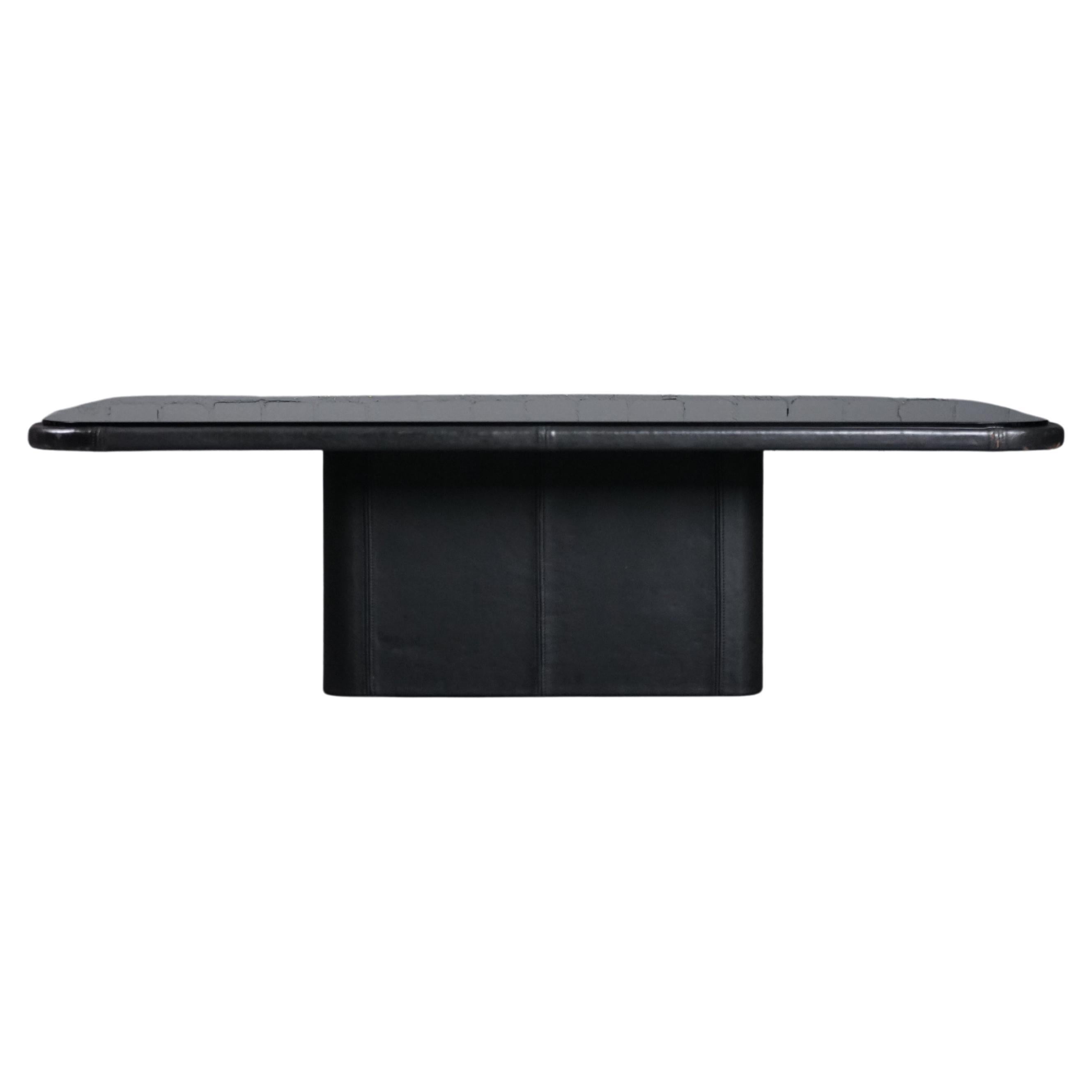 Mesa de centro con cristal de espejo y cuero negro de De Sede Años 70