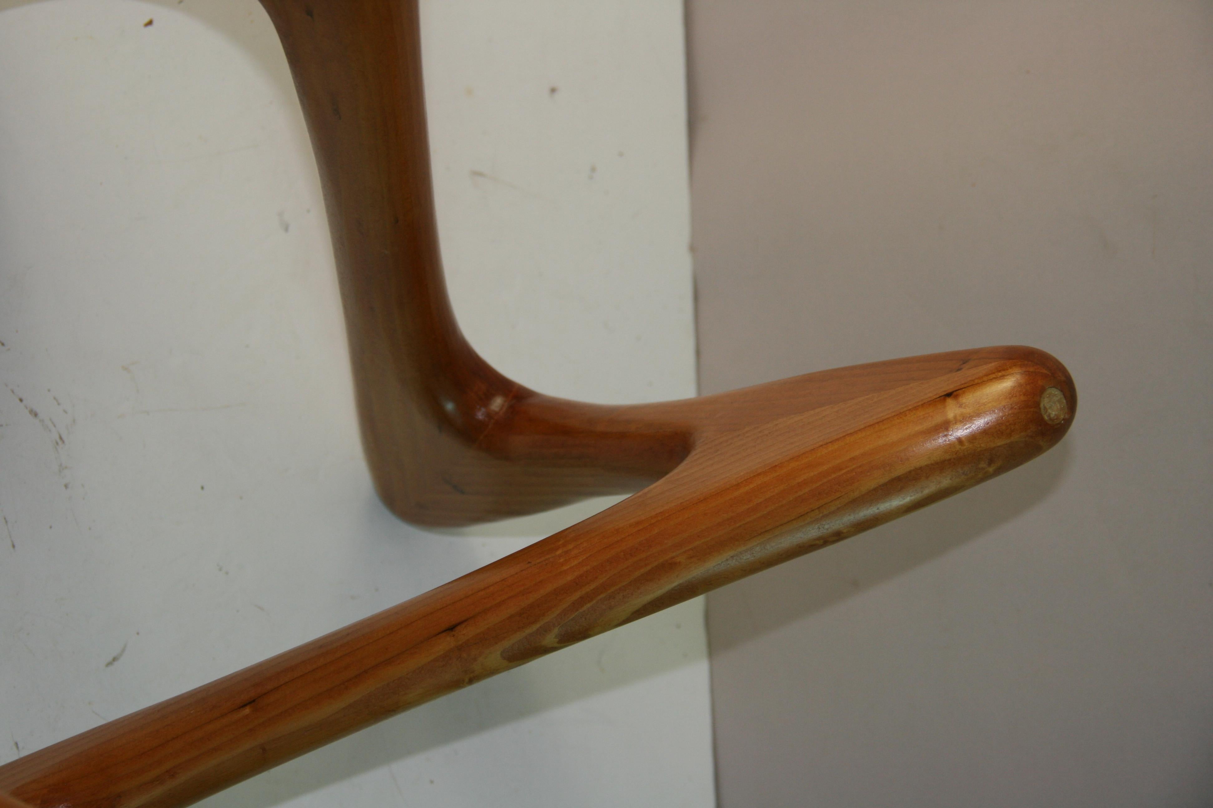 Table basse avec base en bois de forme organique et plateau en verre épais en vente 7