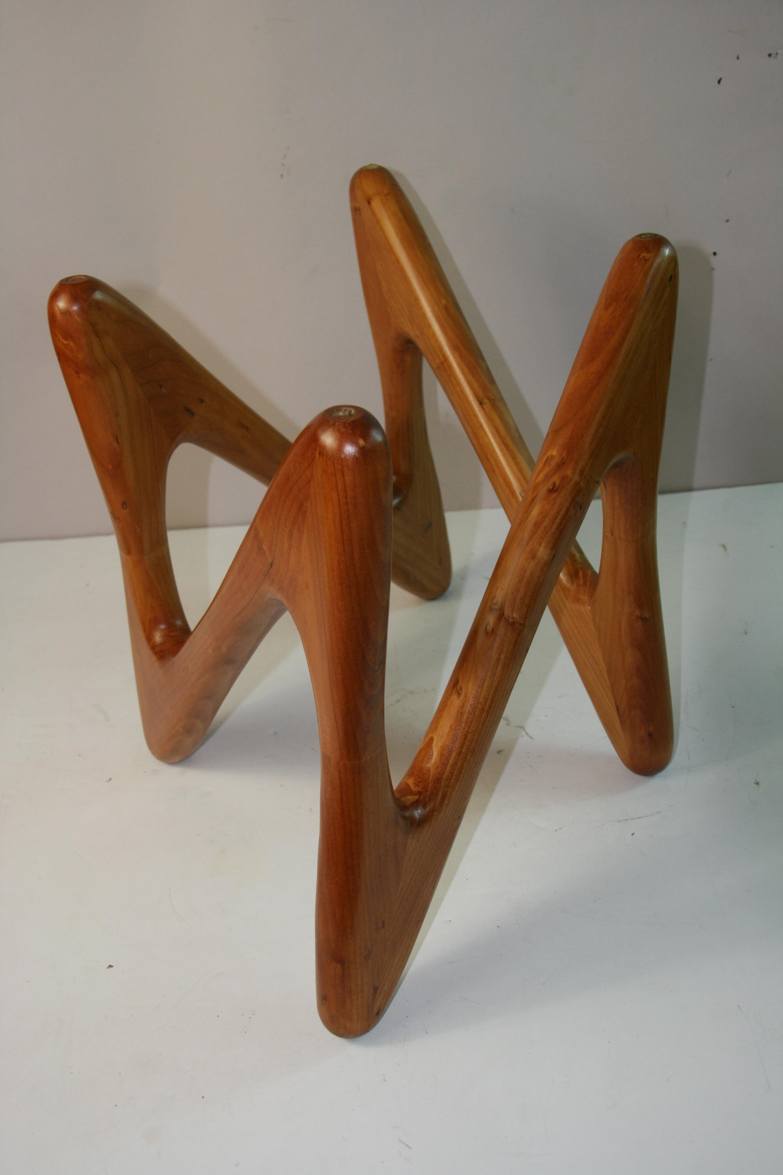 Table basse avec base en bois de forme organique et plateau en verre épais en vente 8