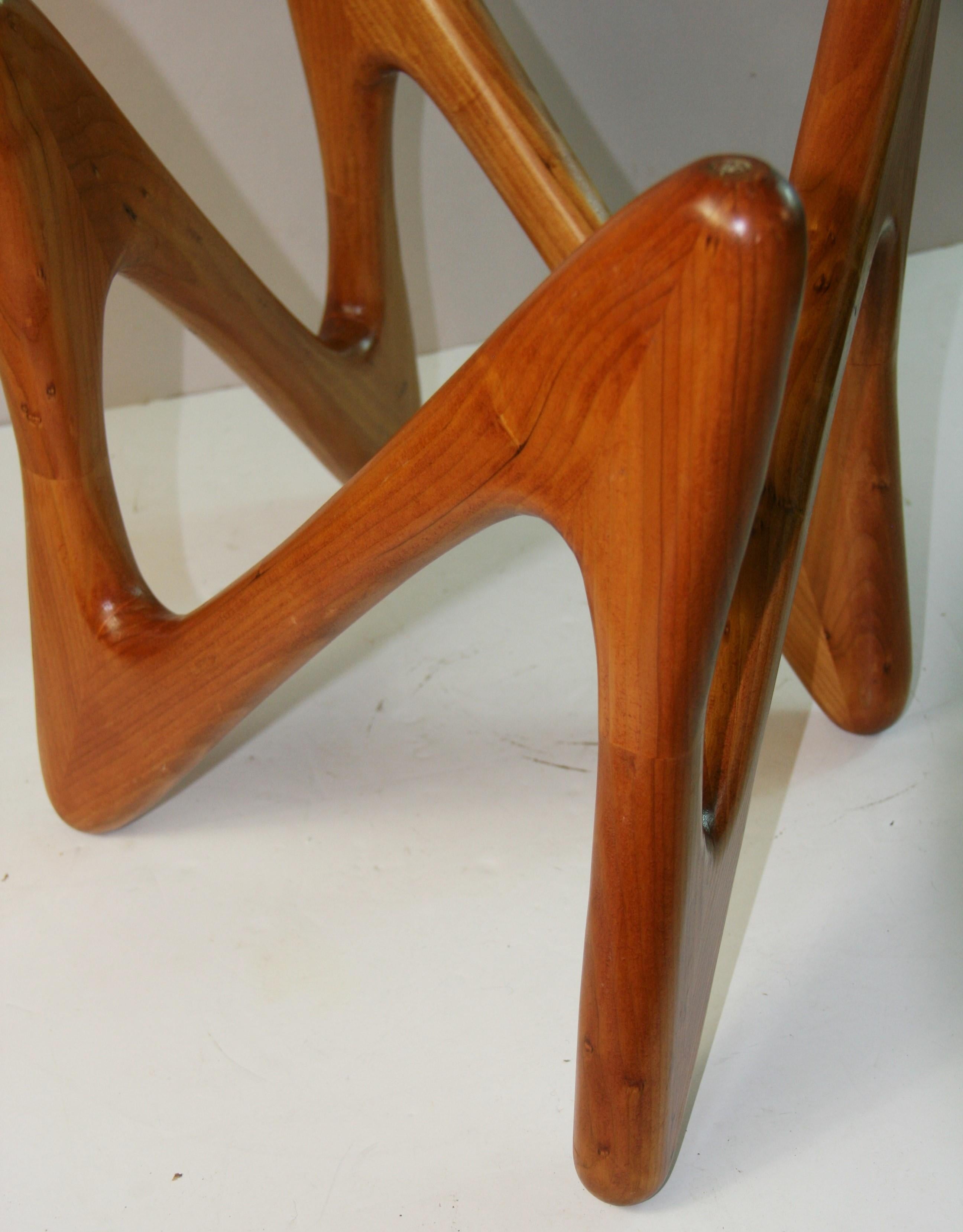 Table basse avec base en bois de forme organique et plateau en verre épais en vente 9