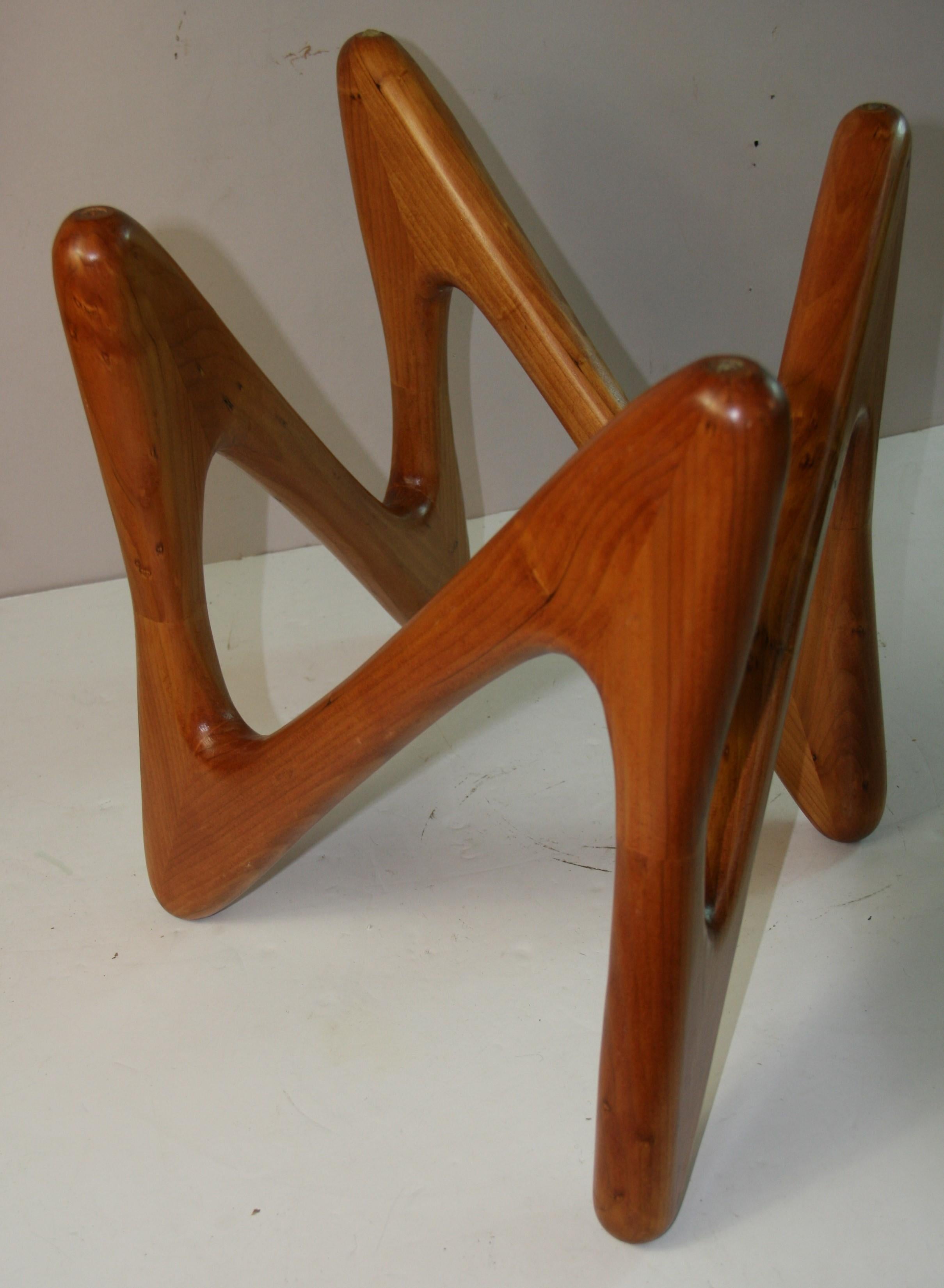 Table basse avec base en bois de forme organique et plateau en verre épais en vente 10