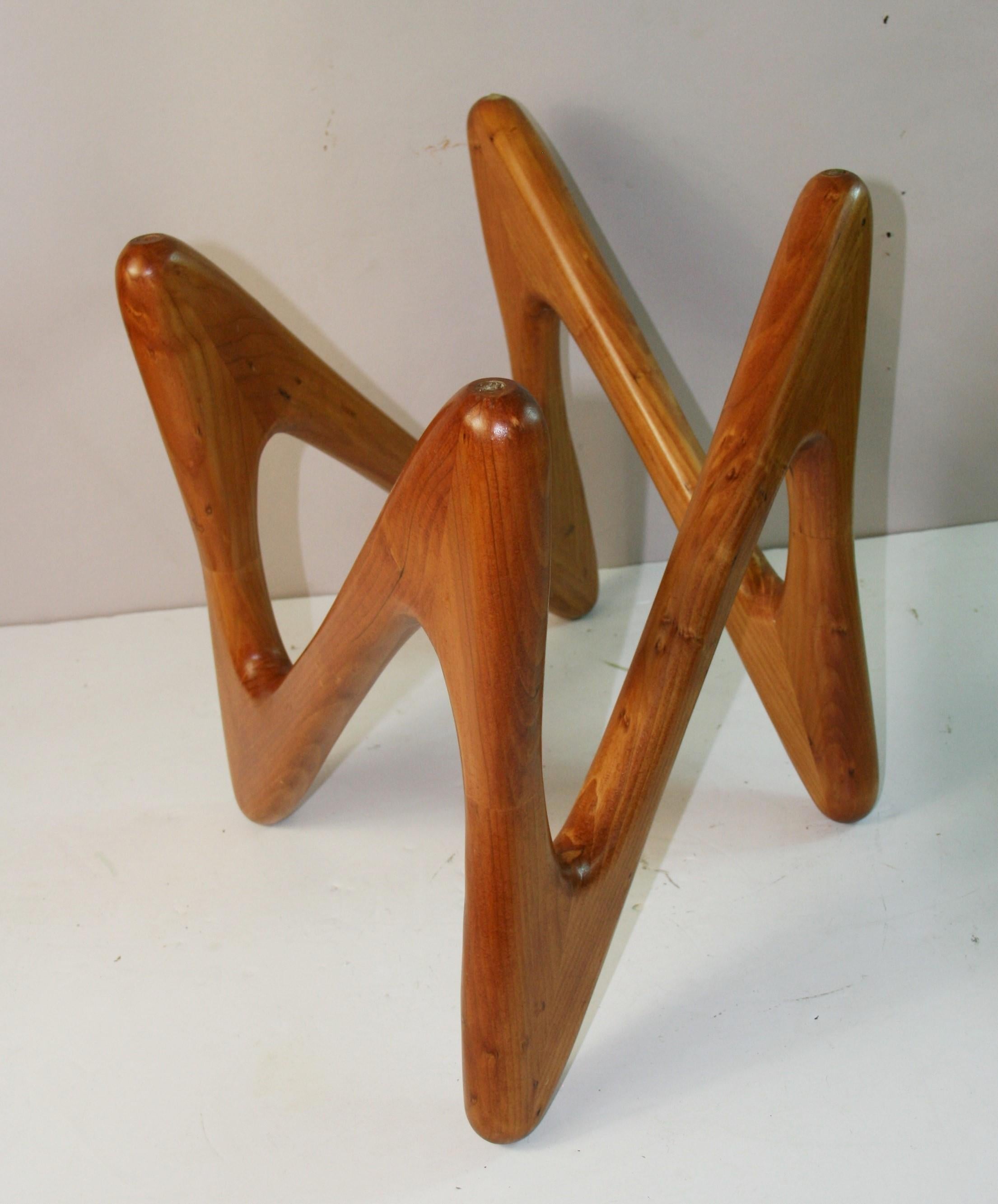 Table basse avec base en bois de forme organique et plateau en verre épais en vente 11