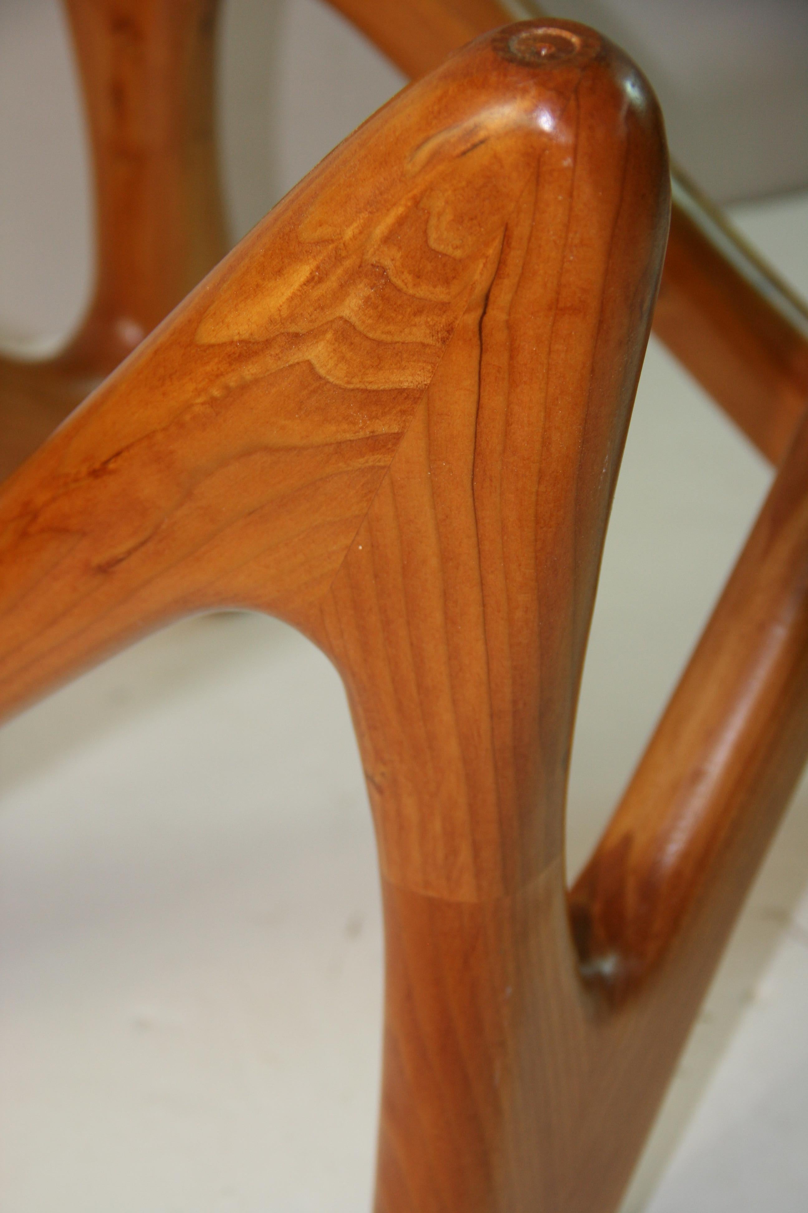 Table basse avec base en bois de forme organique et plateau en verre épais en vente 13