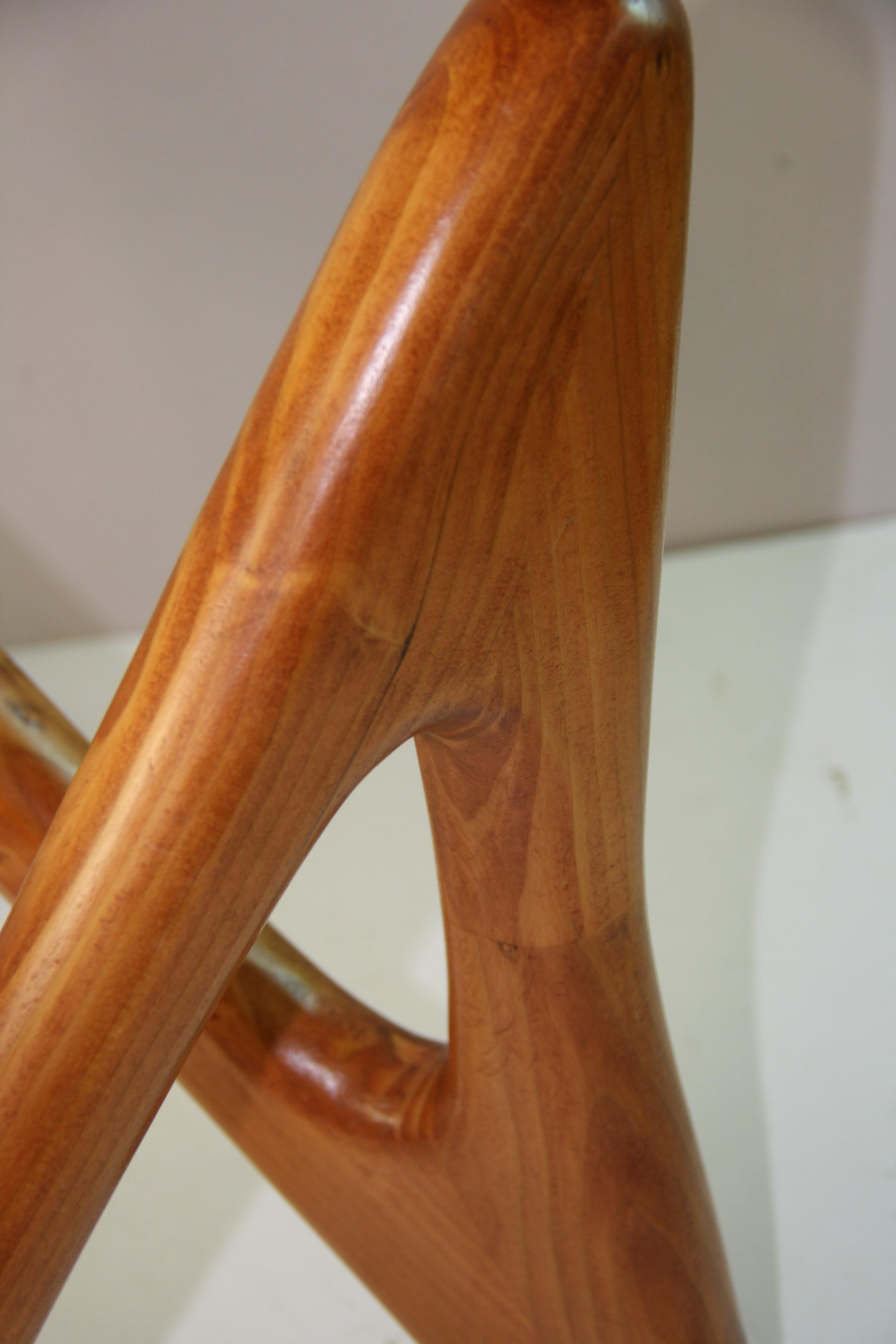 Table basse avec base en bois de forme organique et plateau en verre épais en vente 14