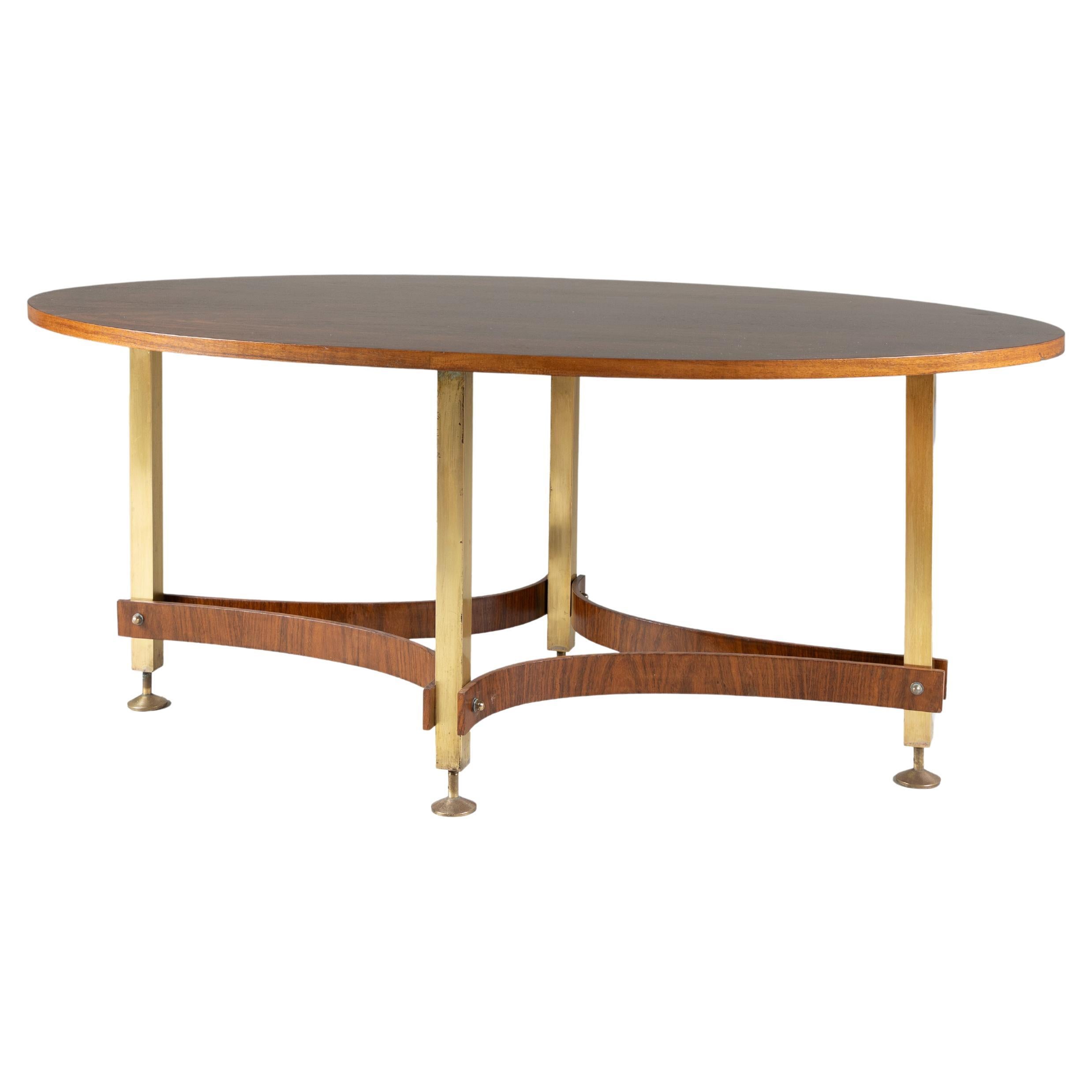 Table basse à plateau ovale en bois et laiton, 1970 en vente