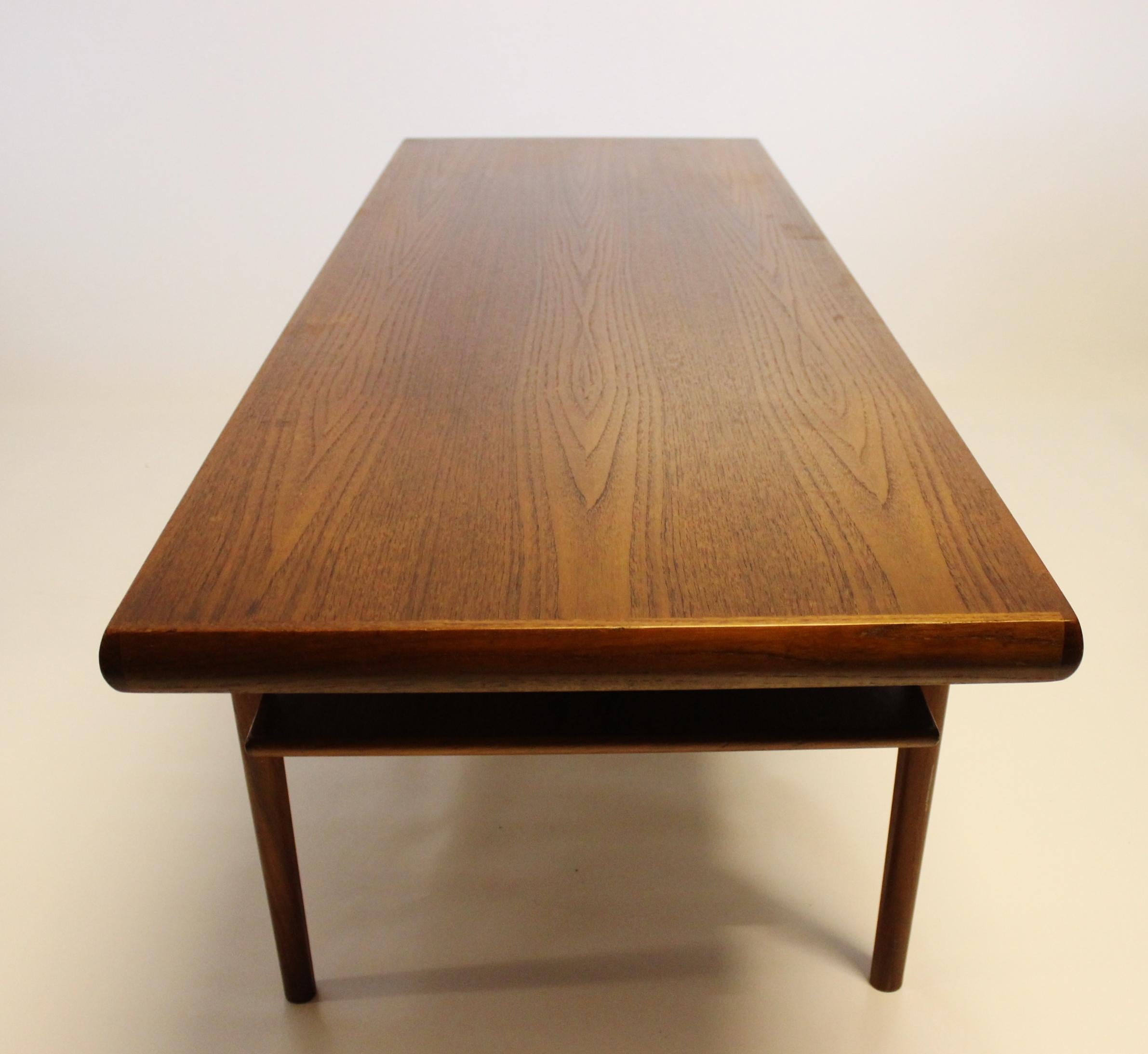 Mid-Century Modern Coffee Table with Shelf in Teak of Danish Design from the 1960s For Sale