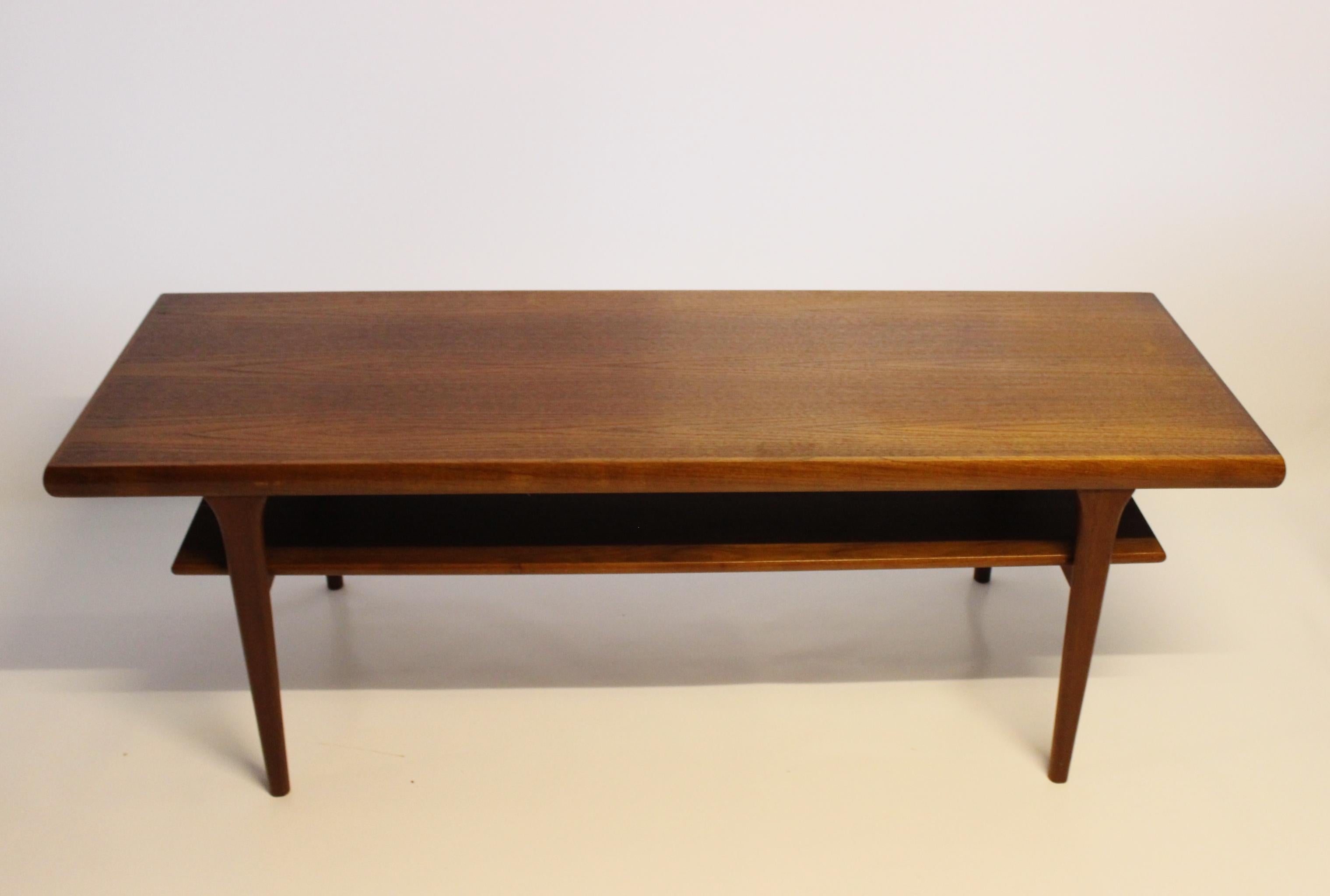 Coffee Table with Shelf in Teak of Danish Design from the 1960s In Good Condition For Sale In Lejre, DK
