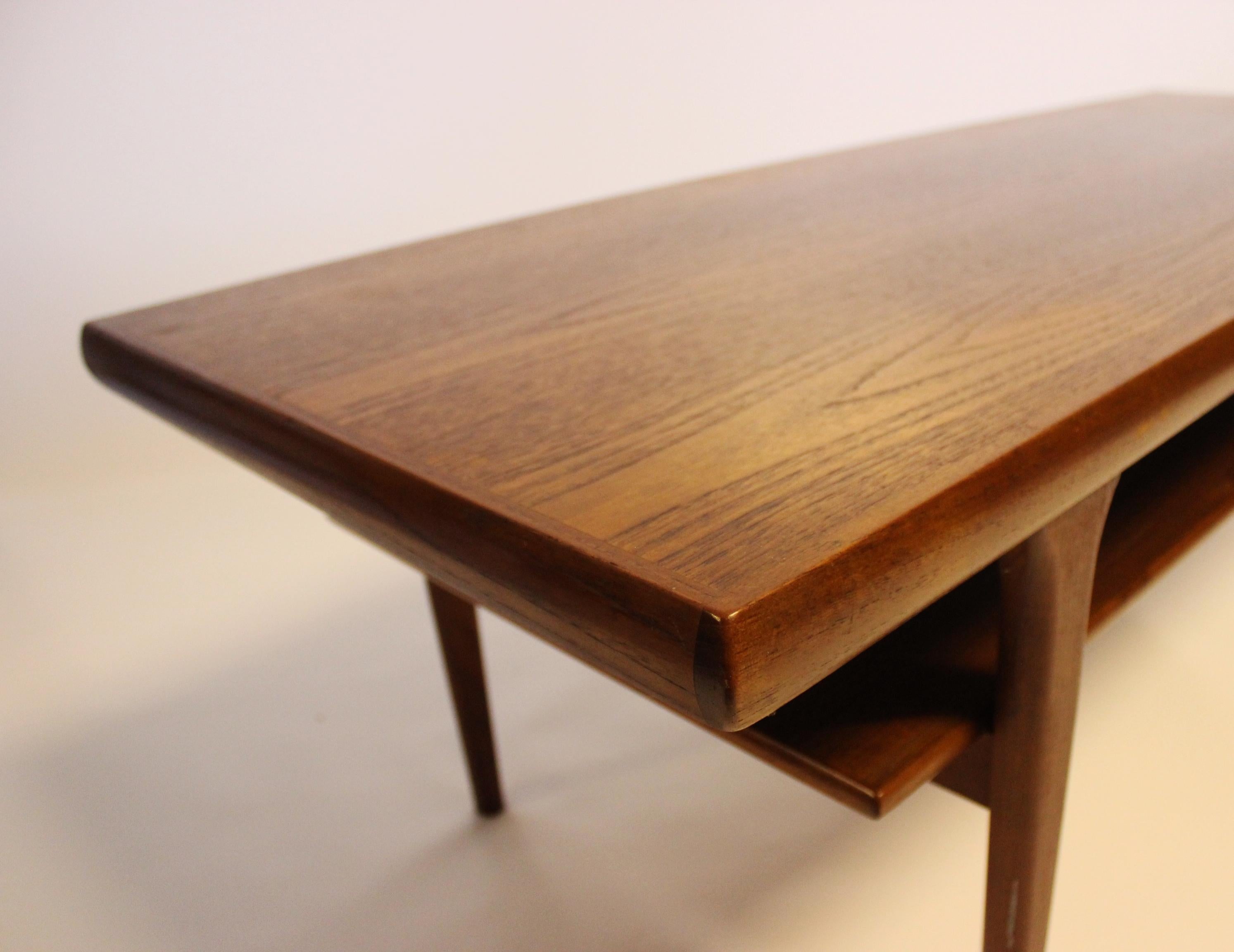 Milieu du XXe siècle Table basse avec étagère en teck de design danois des années 1960 en vente