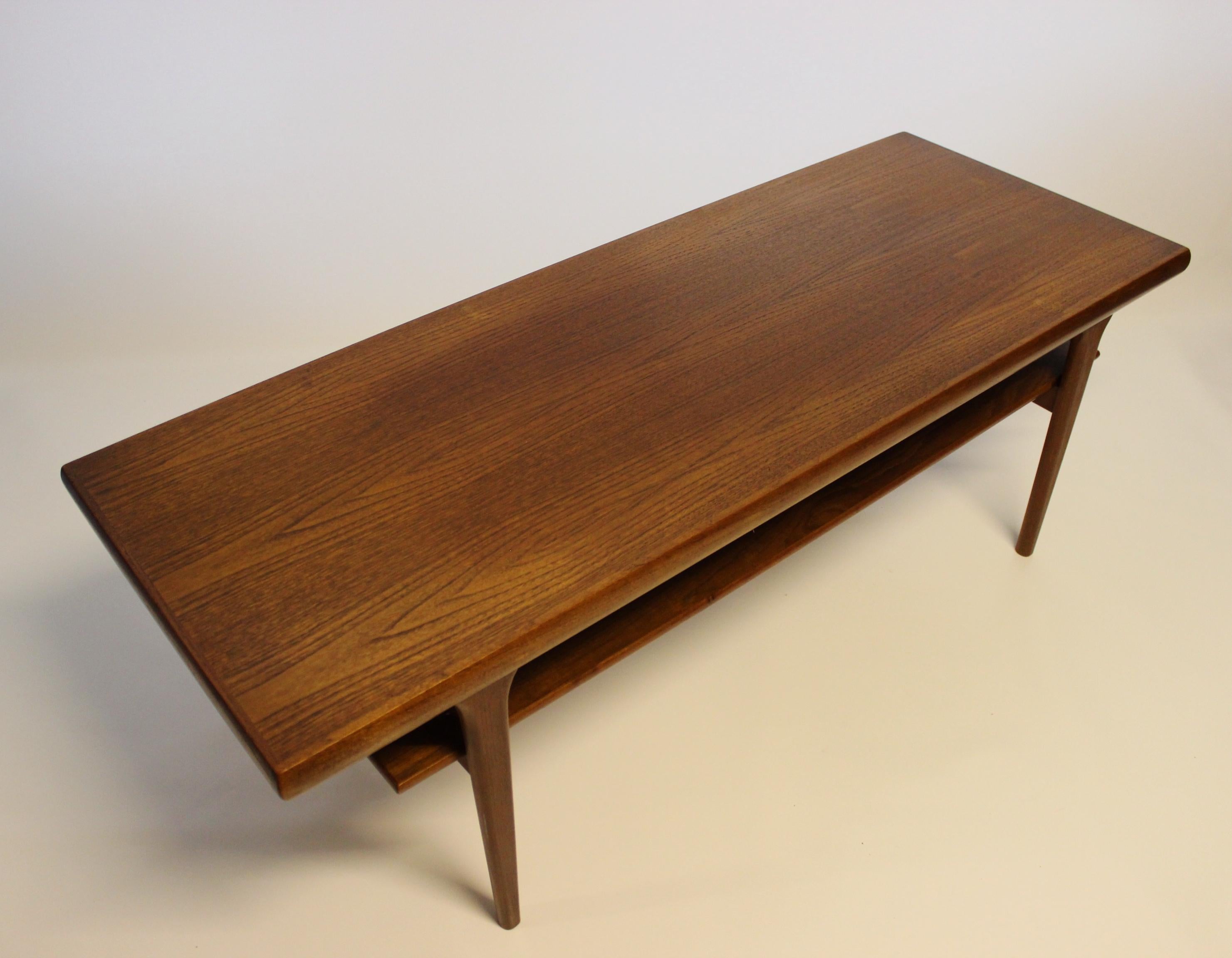 Teck Table basse avec étagère en teck de design danois des années 1960 en vente