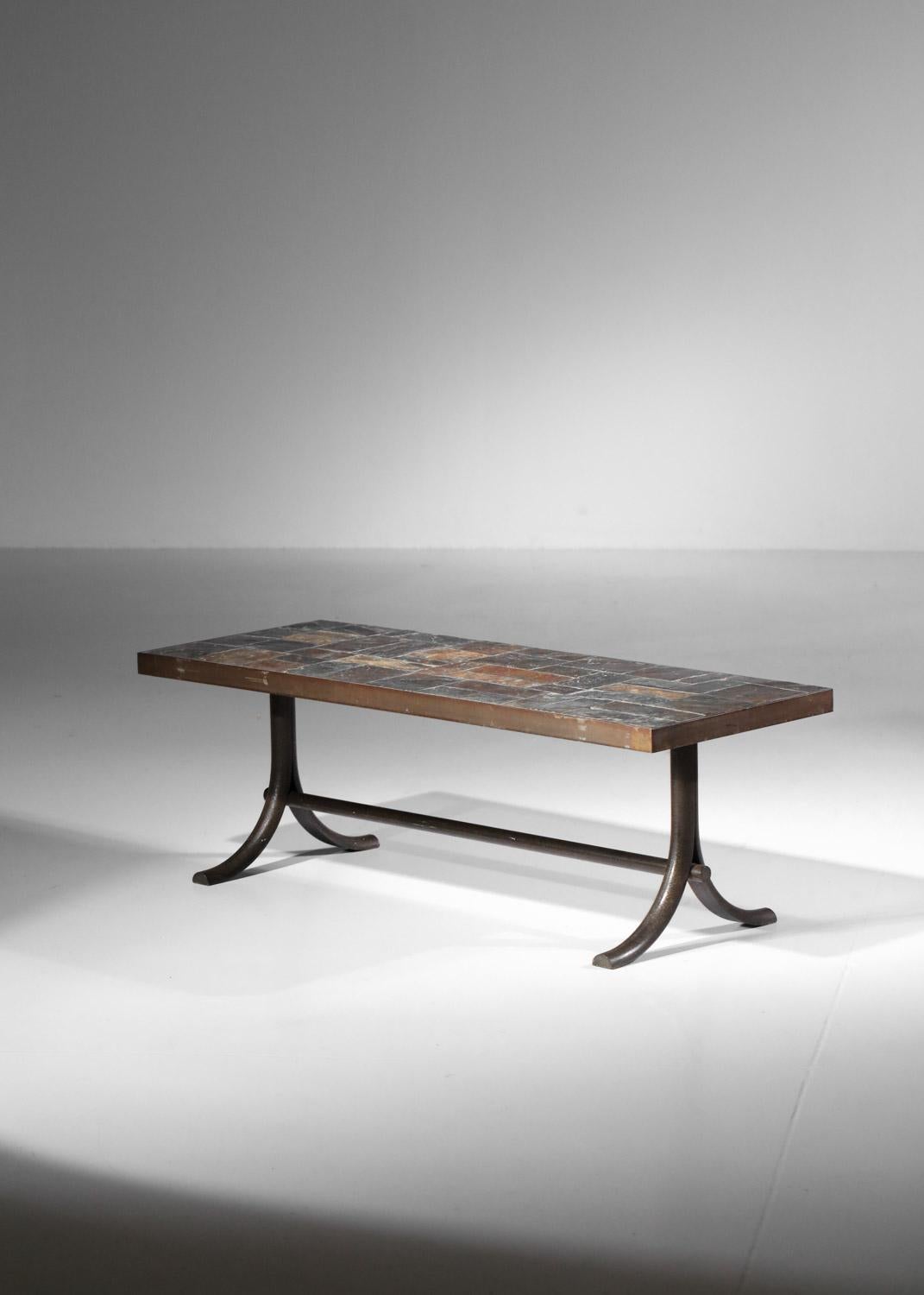 Brutalist-style French coffee table from the 60s. Steel frame and top in tiles of various sizes and stone types. Very fine vintage condition, with traces of age and use all over the table, particularly on the base with traces of oxidation (see