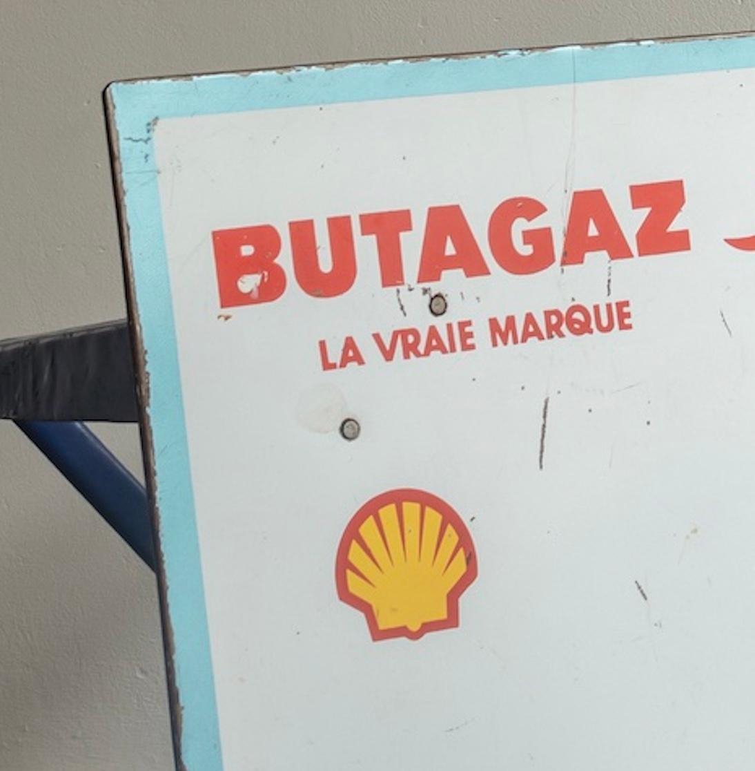 Fin du 20e siècle Table marocaine avec plateau réutilisé dans un panneau publicitaire en acier émaillé en vente