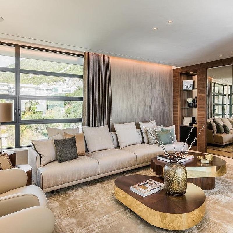 Couchtisch mit Holzfurnieroberfläche und Metallplattenkonturen (Moderne) im Angebot