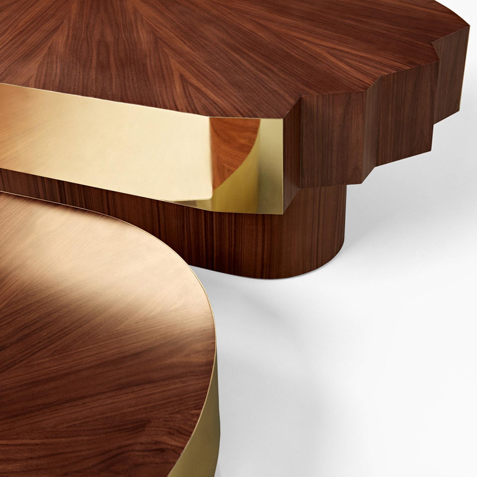 Couchtisch mit Holzfurnieroberfläche und Metallplattenkonturen (Portugiesisch) im Angebot