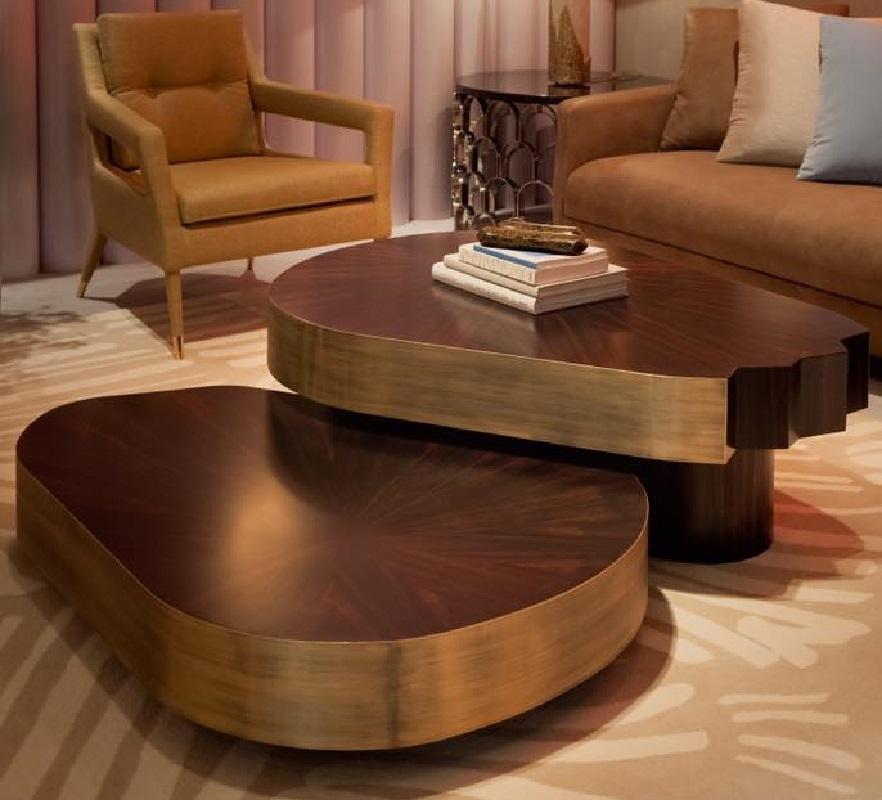 Couchtisch mit Holzfurnieroberfläche und Metallplattenkonturen (Handgefertigt) im Angebot