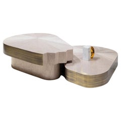Couchtisch mit Holzfurnieroberfläche und Metallplattenkonturen