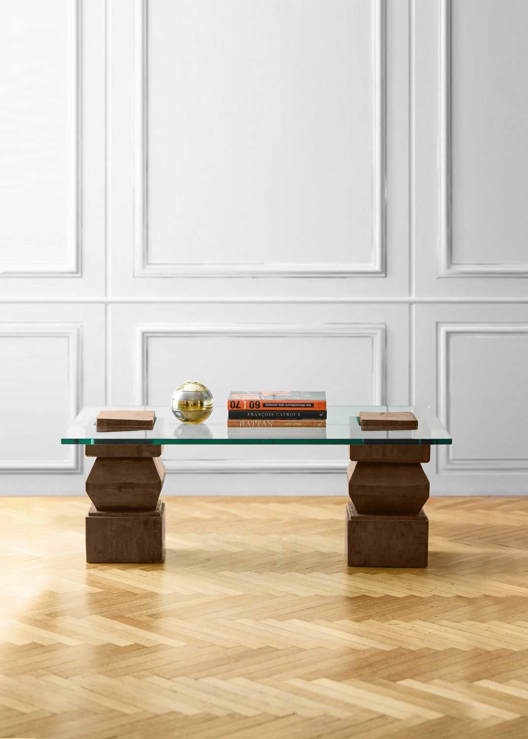 Européen Table basse avec bases en bois et plateau en verre en vente