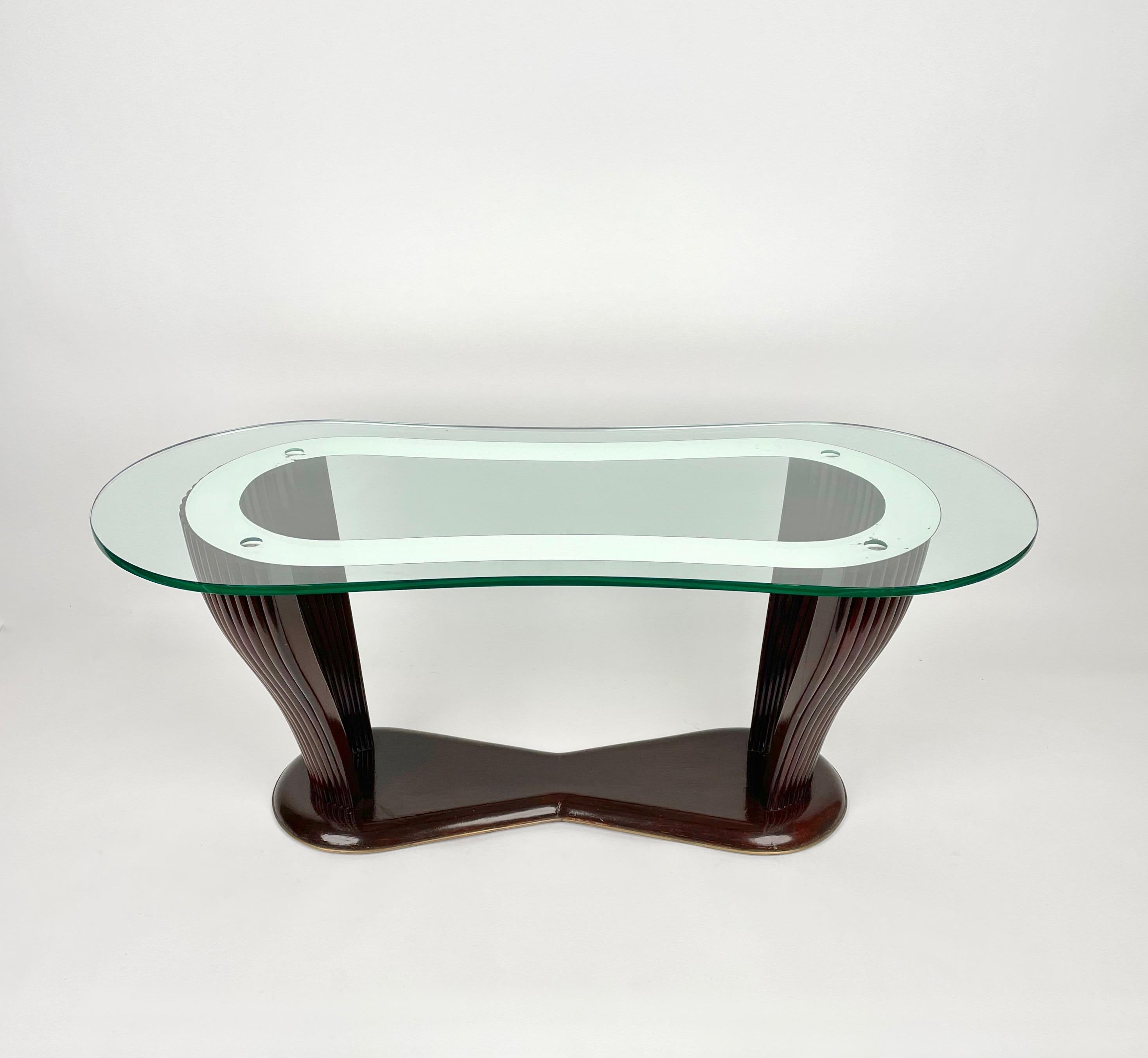 Curved oval coffee table in wood structure and glass with a mirror line framed by a brass border. Made in Italy in the 1950s, a collaboration of the Italian designers Vittorio Dassi, Santambrogio and De Berti.

The original label saying