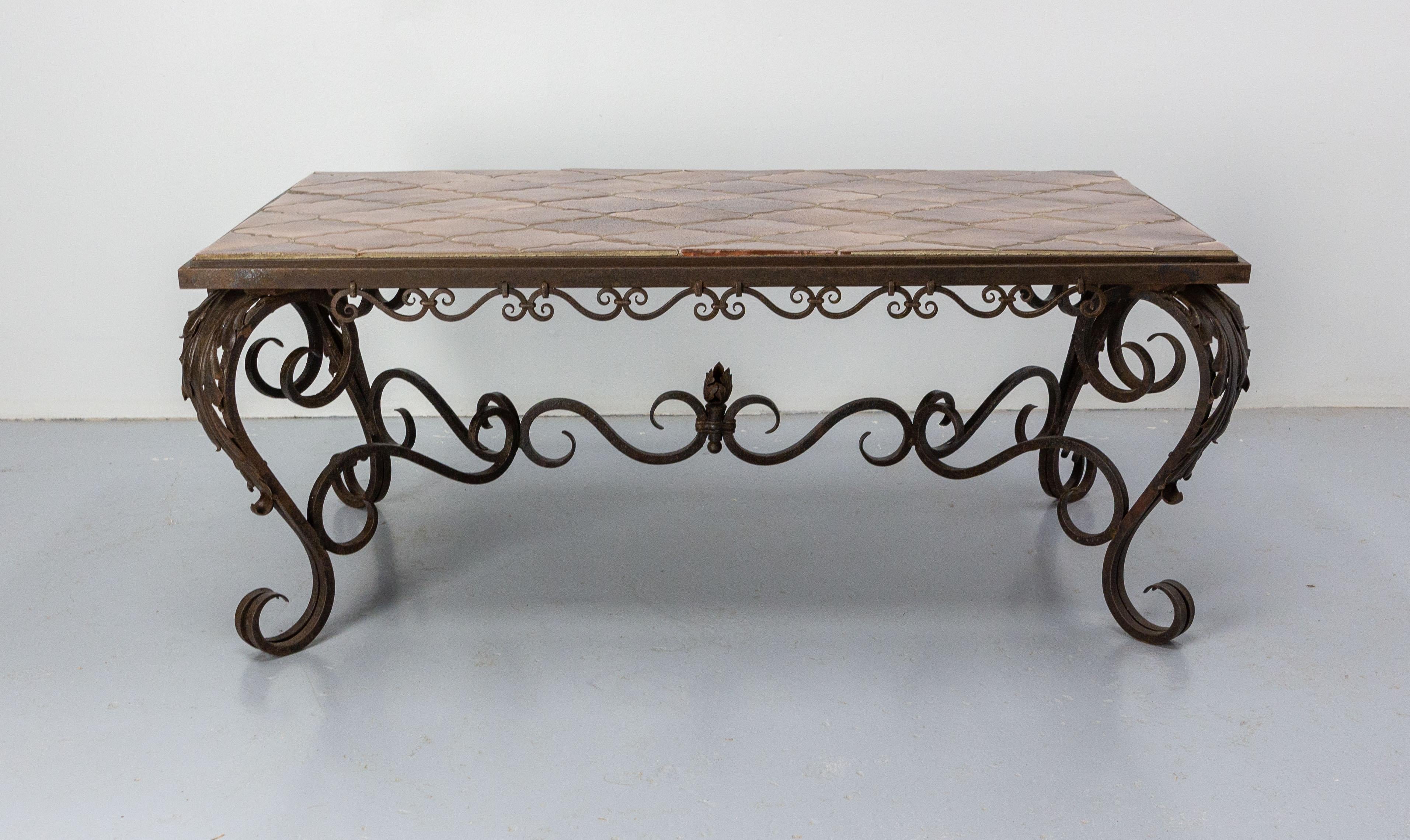 Wrought iron coffee table with a ceramic top.
The base in wrought iron is very well worked.
Very heavy.

Shipping:
L109 P63 H44 cm 48 Kg.
 