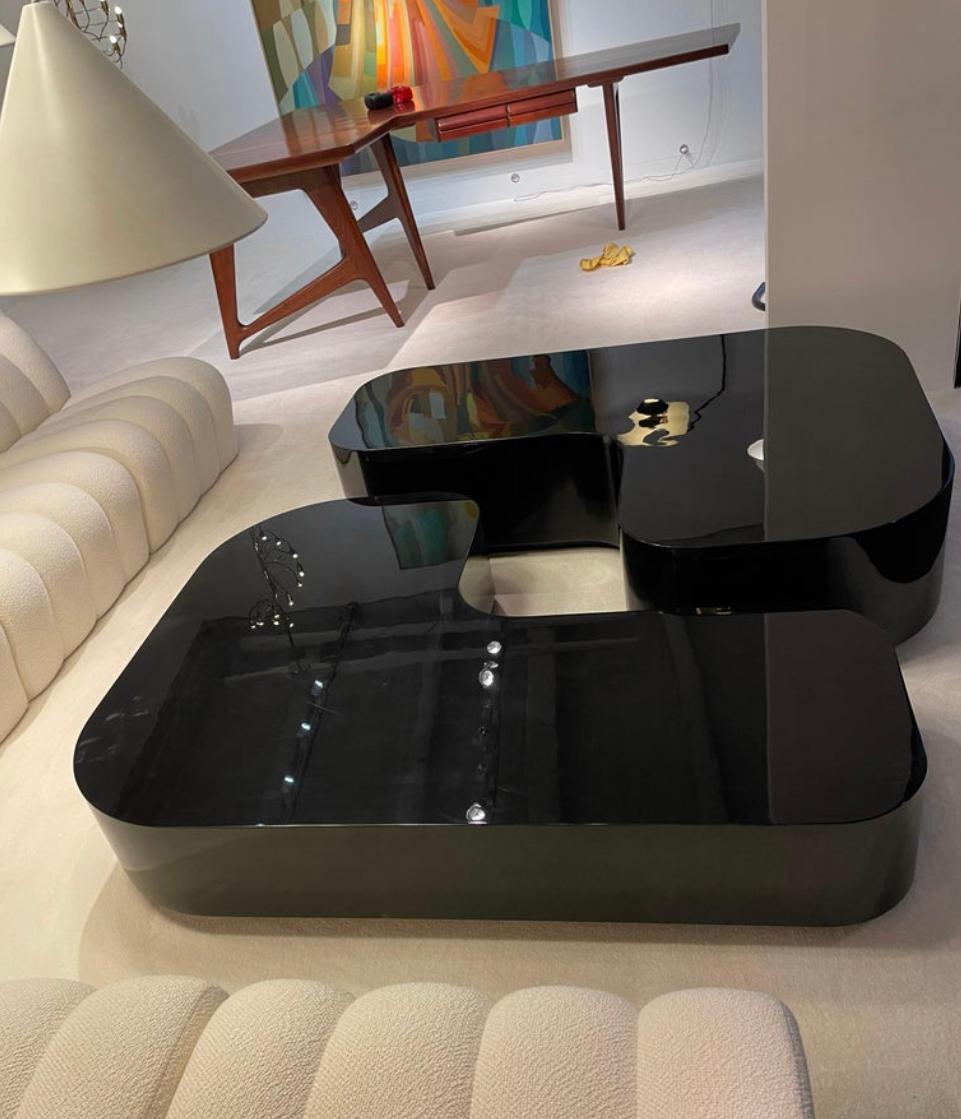 Alberto Pinto
Decorator Two large coffee tables
 can form only one. Events
 in lacquered wood, one turquoise, the other
 chocolate, and each resting on a base
 set back
 Each table: 37 x 145 x 111 cm.