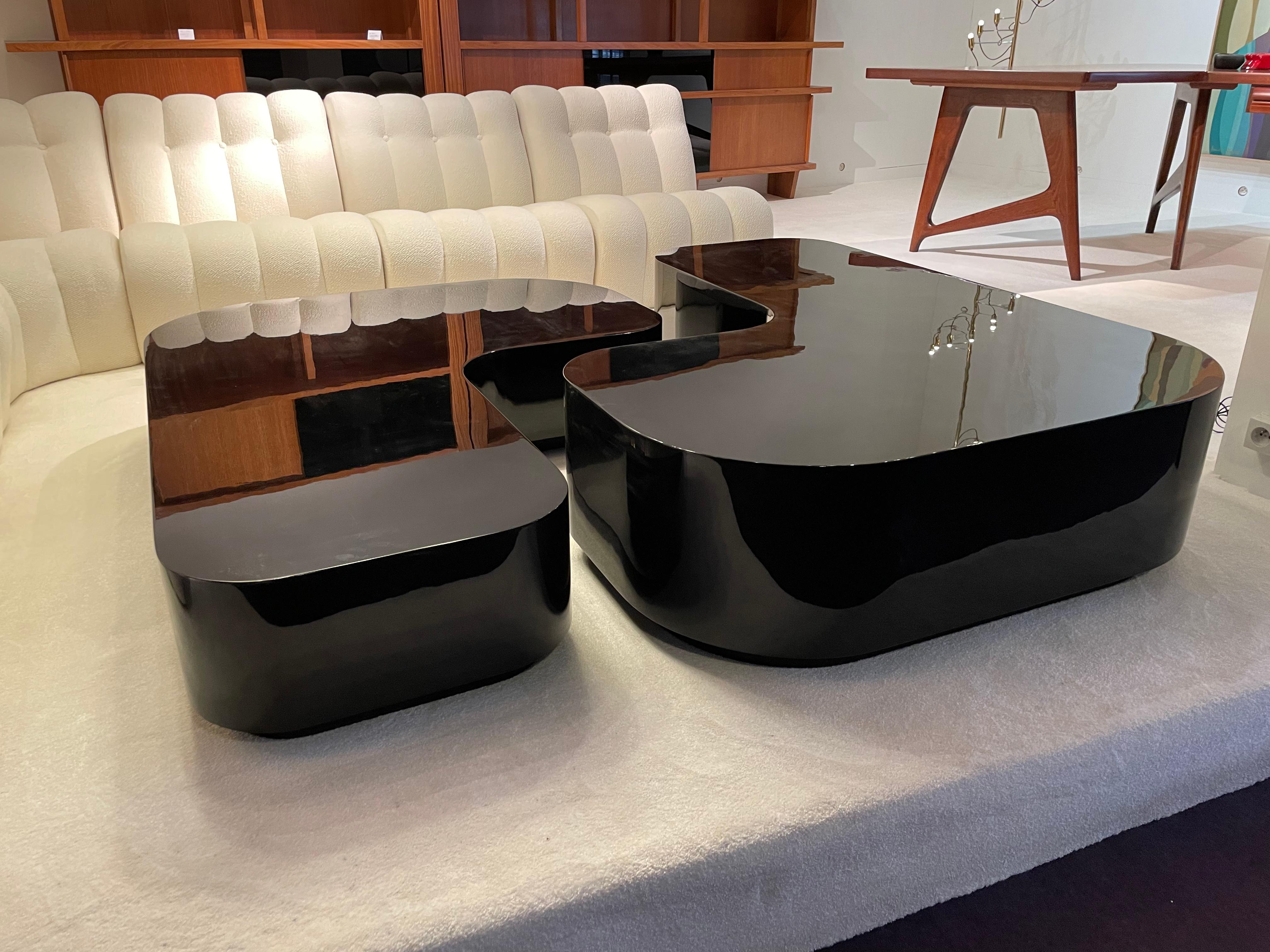 Alberto Pinto
Decorator Two large coffee tables
 can form only one. Events
 in lacquered wood, one turquoise, the other
 chocolate, and each resting on a base
 set back
 Each table: 37 x 145 x 111 cm.