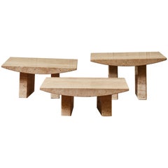 Tables basses en travertin de Studio Glustin