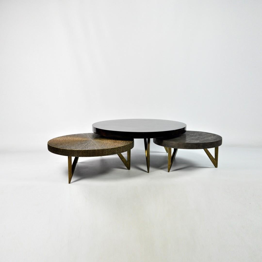 The set of 3 coffee tables Reef is made of various inlaid materials.
These modular tables can be setted up following your wishes.
The center piece is covered with a polished brown shell while the side tables are inlaid with genuine dark grey