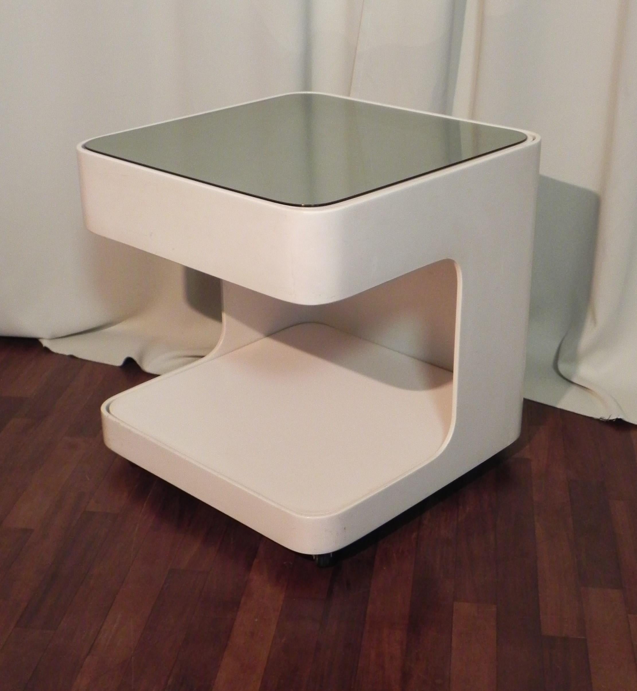 Tables , Coffee Tables ,trolley, Marcello Siard for Collezione Longato, Italy 1970s original version in curved wood. lacquered white. 1 glass only on the top . new wheels. coffee table bears signs of use in the lacquering.