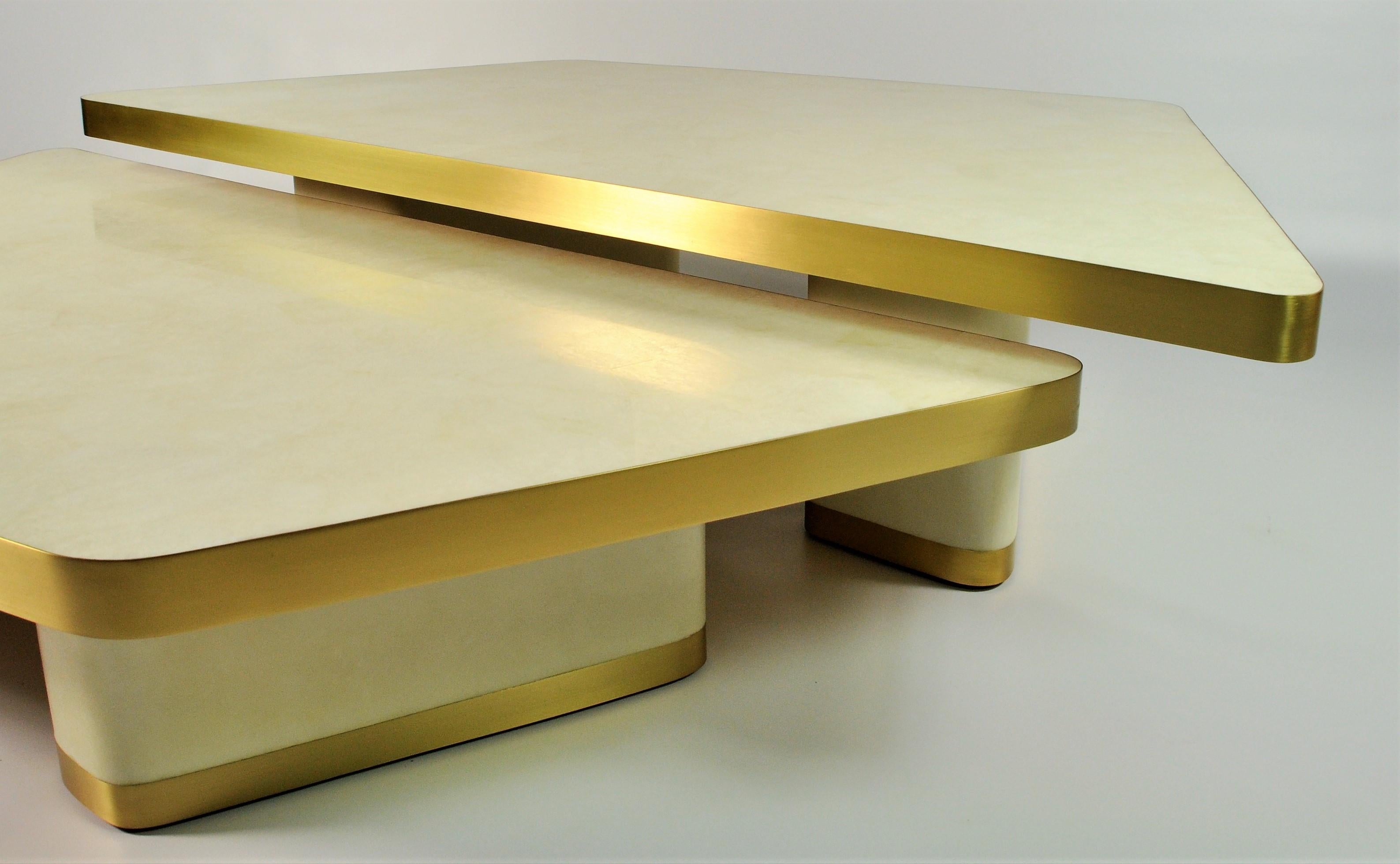 Futuriste Tables basses VELA en cristal de roche et laiton par Ginger Brown en vente