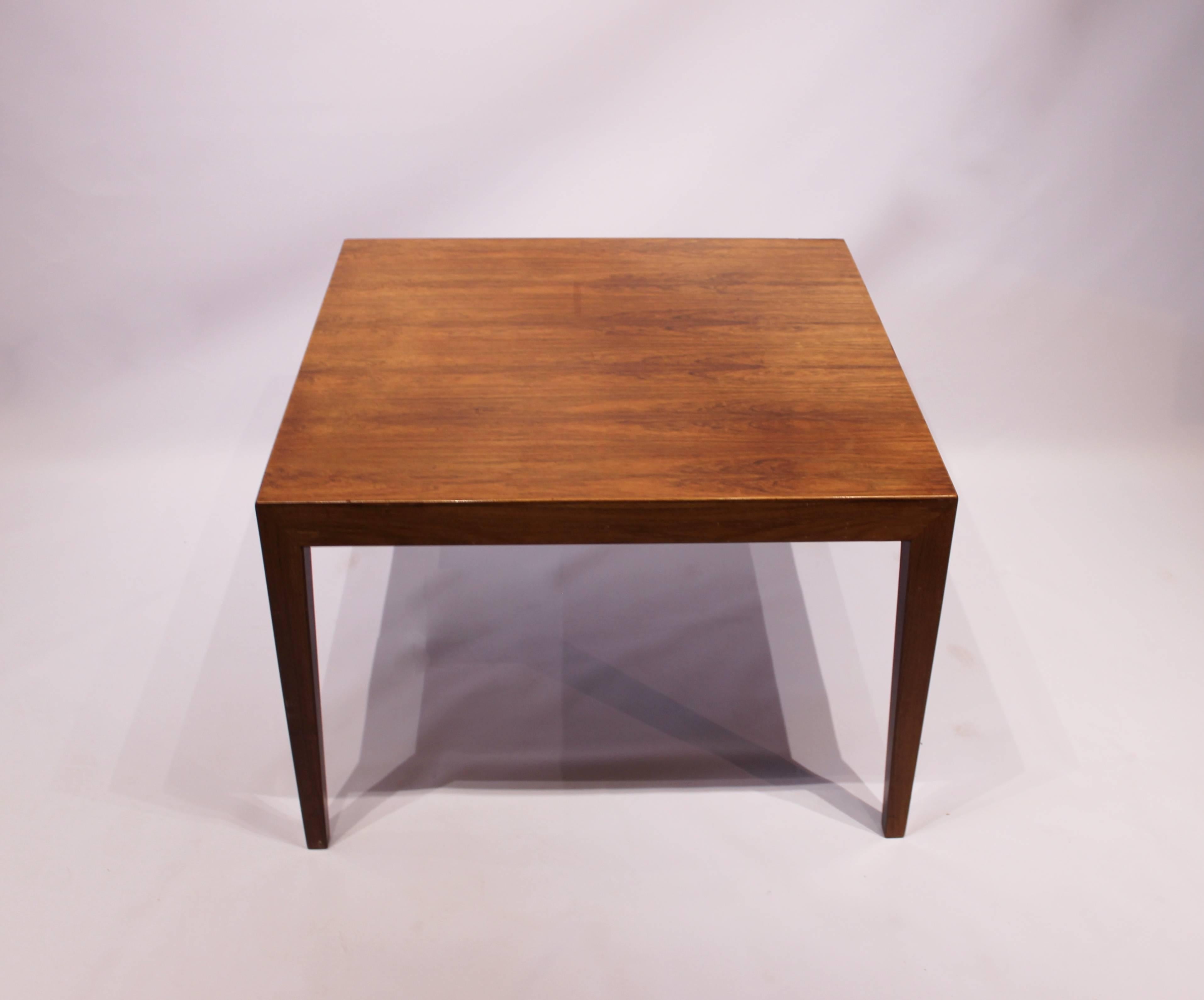 Table basse et d'appoint en bois foncé conçue par Severin Hansen et fabriquée par Haslev Furniture Factory dans les années 1960. La table est en excellent état vintage.