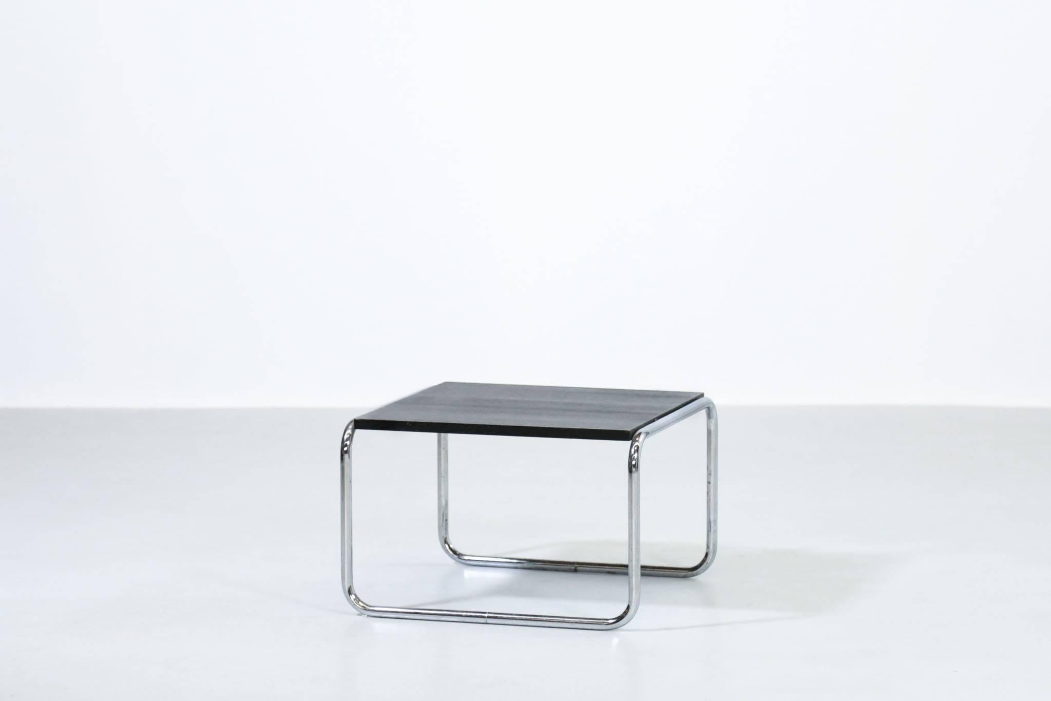 Bonita mesa de centro o auxiliar al estilo de Marcel Breuer para Knoll.