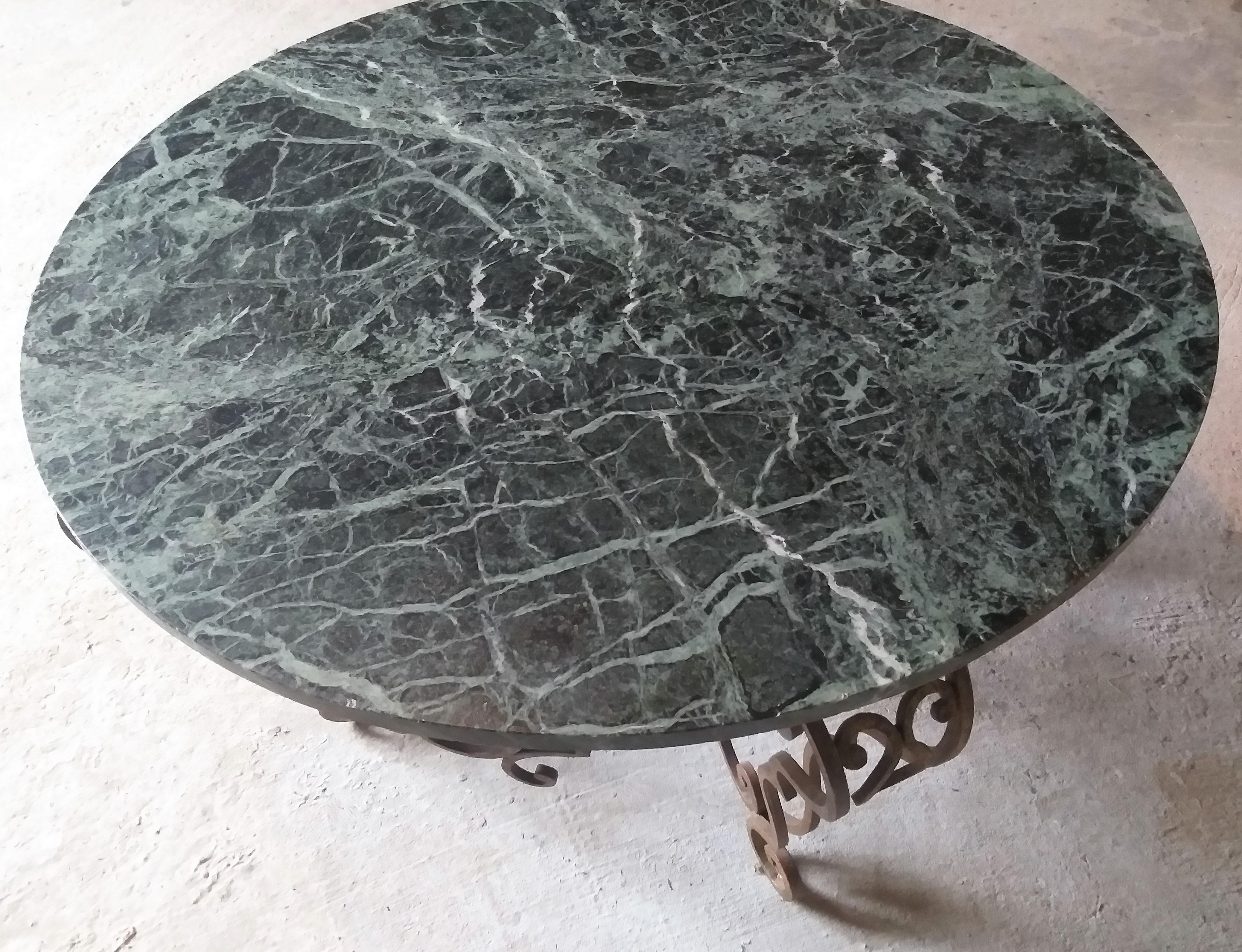 Pretty round coffee/cocktail salontable with a vibrant, vivid green marble-top 