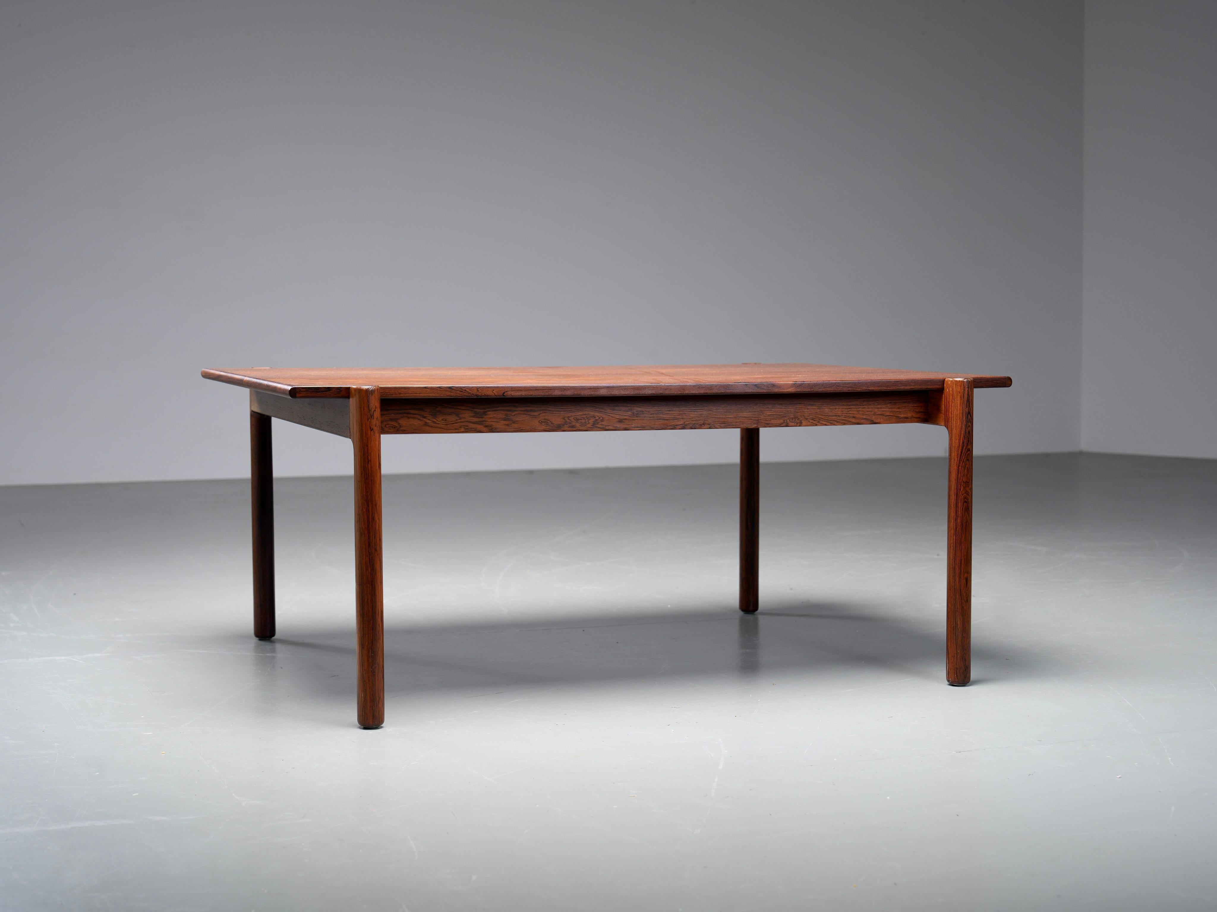 Rara mesa de centro de teca diseñada por Kurt Østervig, Dinamarca, años sesenta. La mesa está fabricada en teca ricamente veteada, con el detalle característico de Østervig, en el que las patas redondeadas se integran perfectamente en el marco,