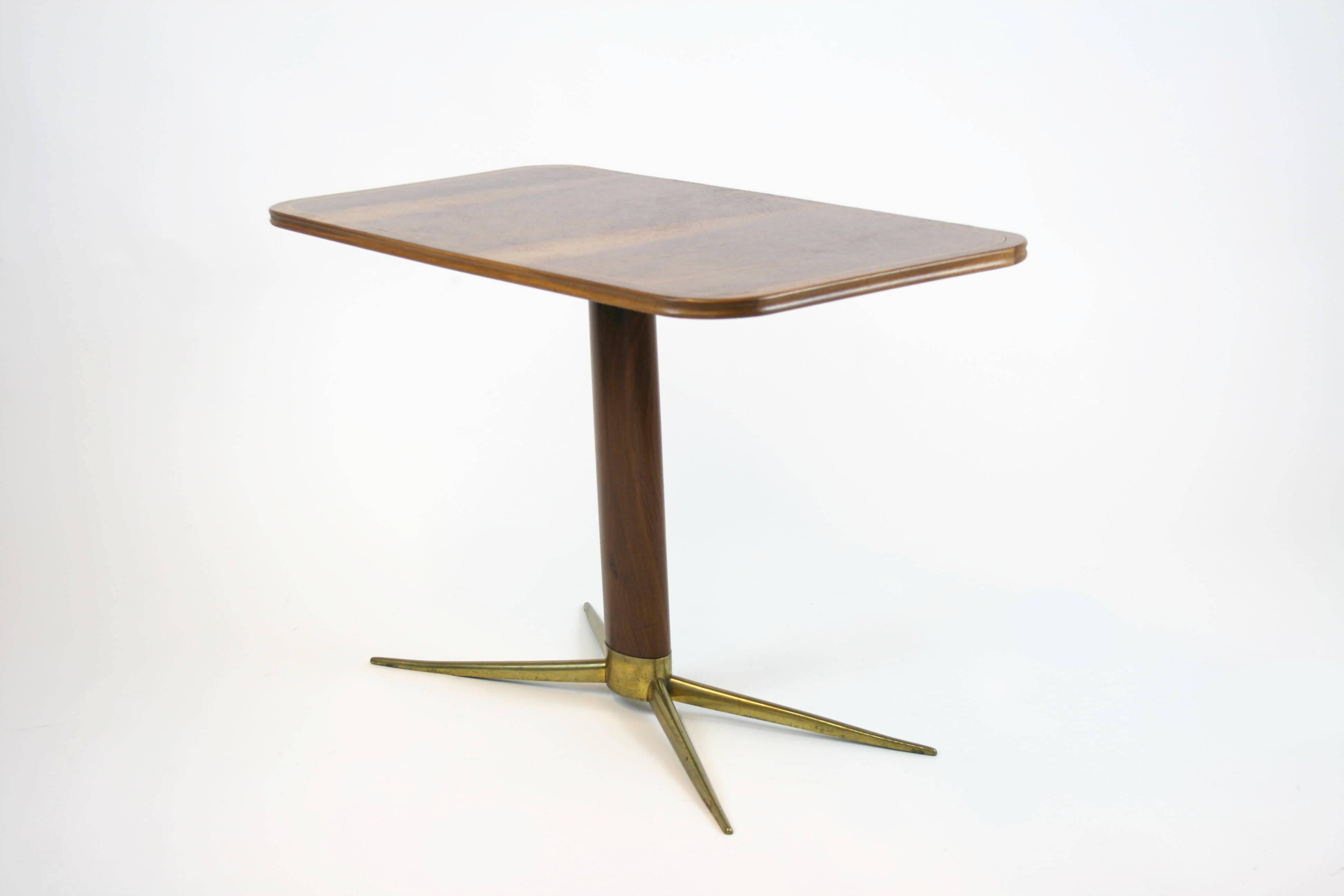 Merveilleuse table basse ou table d'appoint de l'architecte et designer autrichien Oswald Haerdtl fabriquée dans les années 1950. Cette table discrète séduit par un certain nombre de subtilités stylistiques, telles qu'une tige elliptique. Les côtés