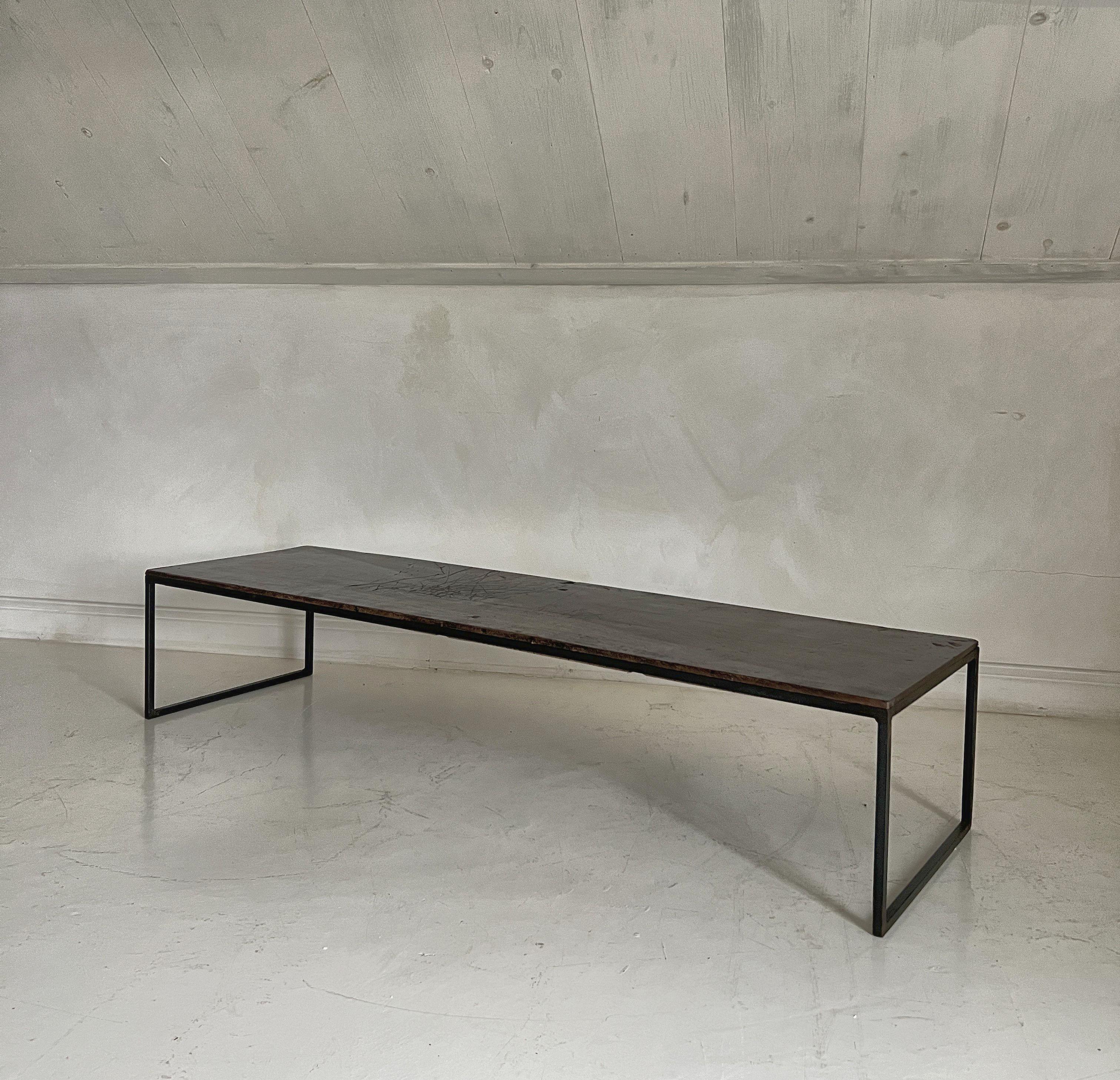 Table basse avec plateau en noyer noir du XVIIIe siècle sur base en fer en vente 4