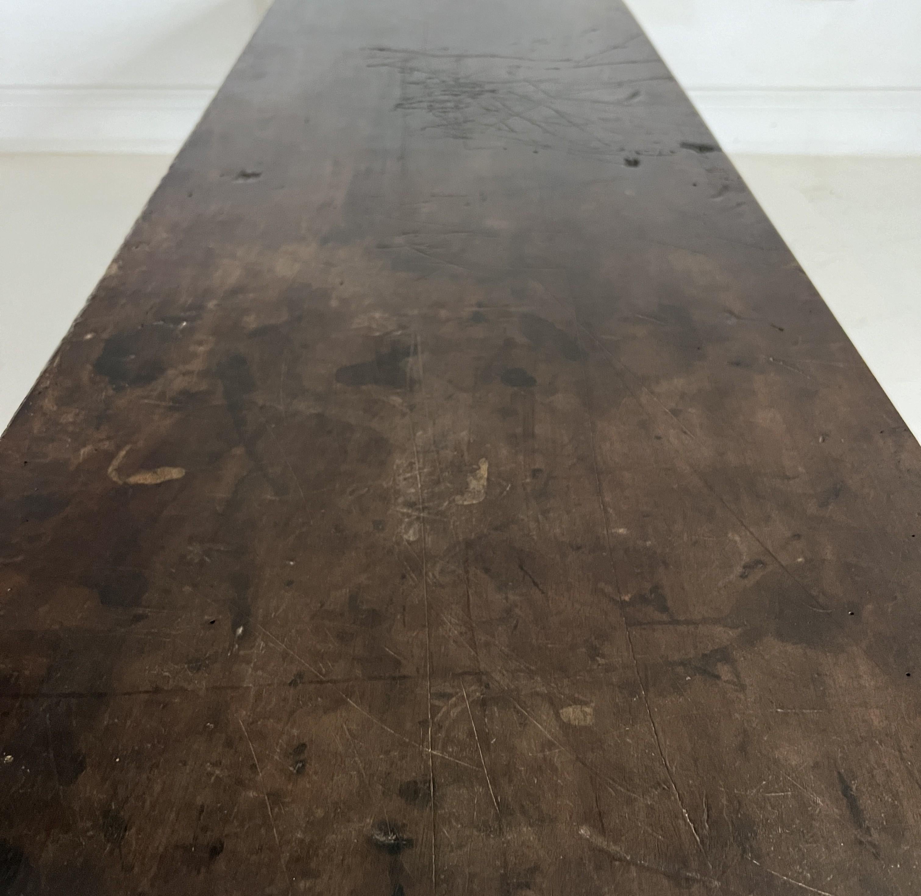 Table basse avec plateau en noyer noir du XVIIIe siècle sur base en fer en vente 5